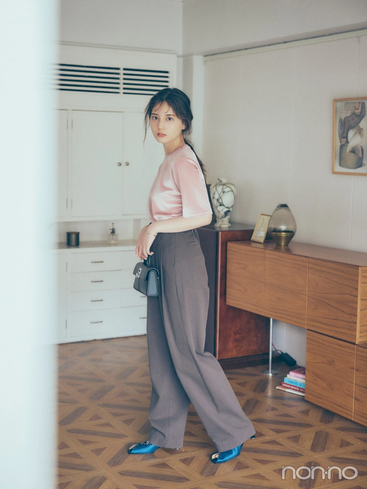 ベロアTシャツを着た小坂菜緒の全身カット