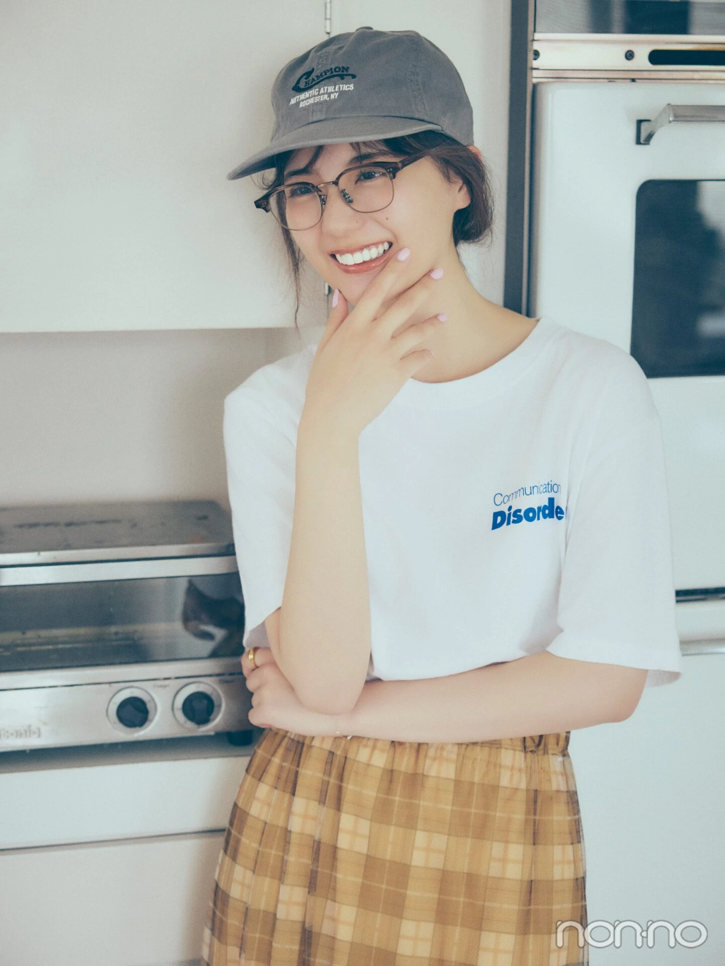 ロゴTシャツを着た小坂菜緒の寄りカット