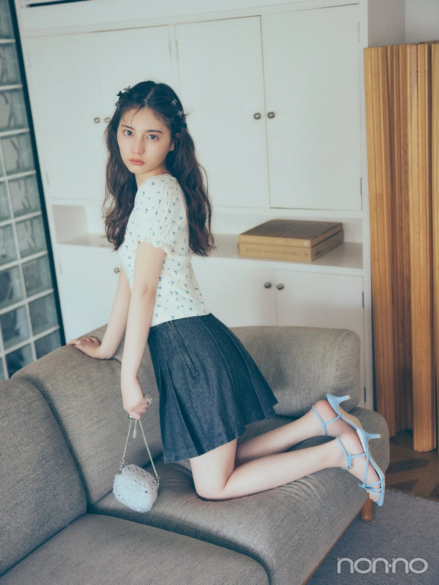 小花柄Tシャツ×デニムミニのコーデ