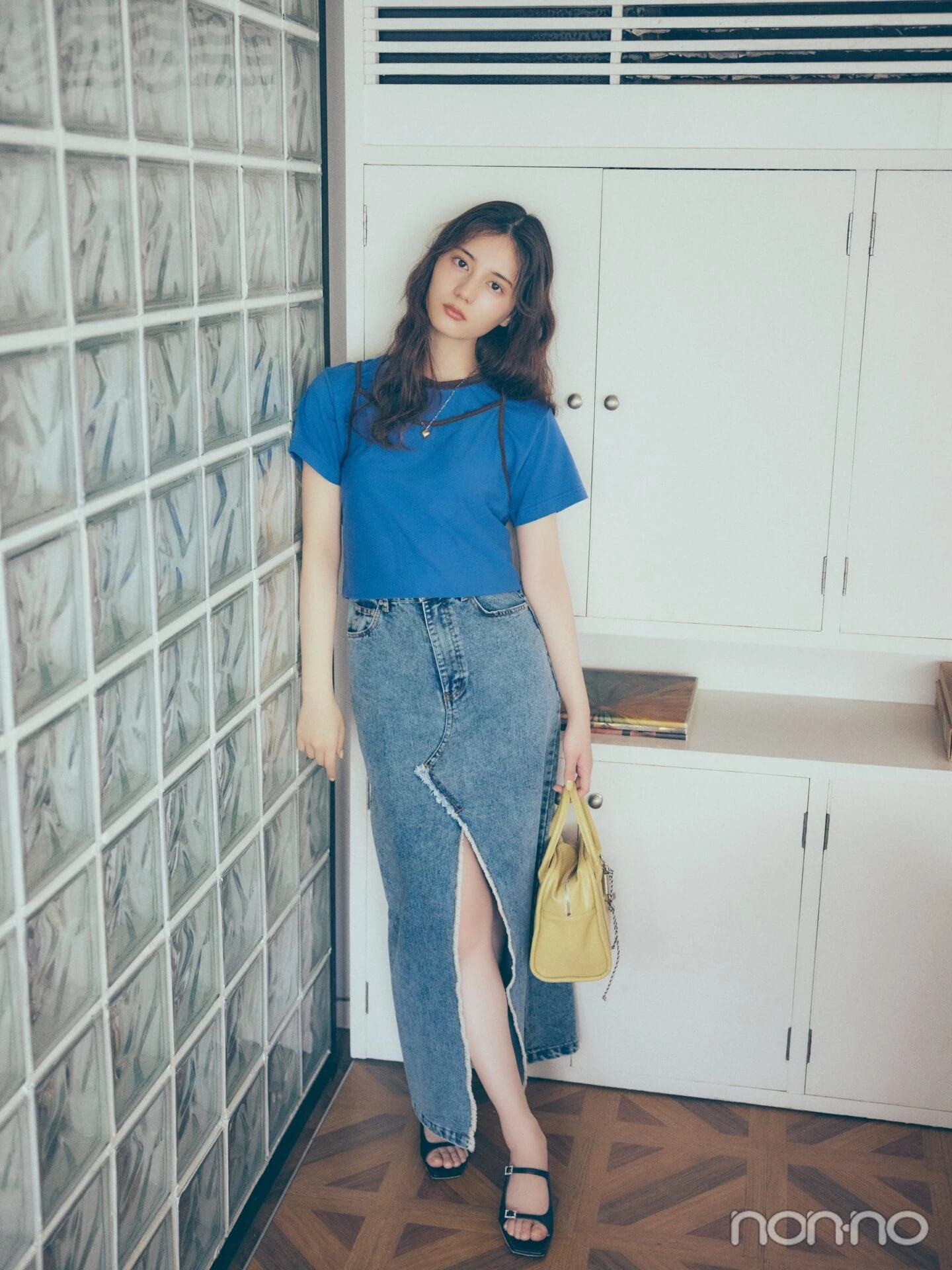 2wayTシャツを着た小坂菜緒の全身カット
