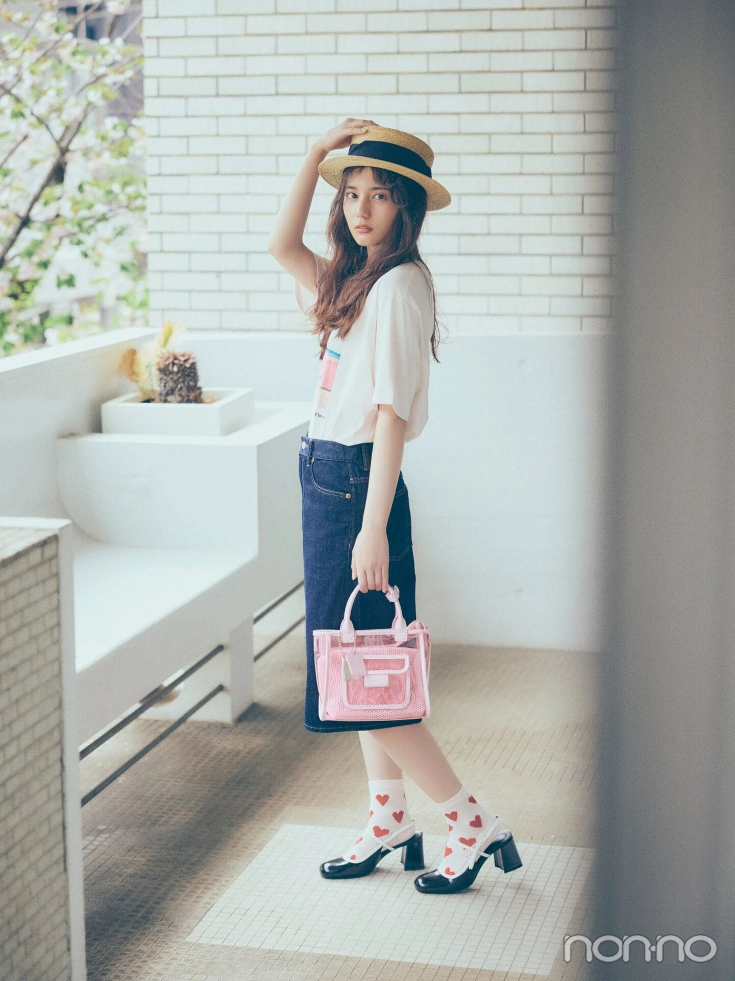 グラフィックTシャツを着た小坂菜緒の全身カット