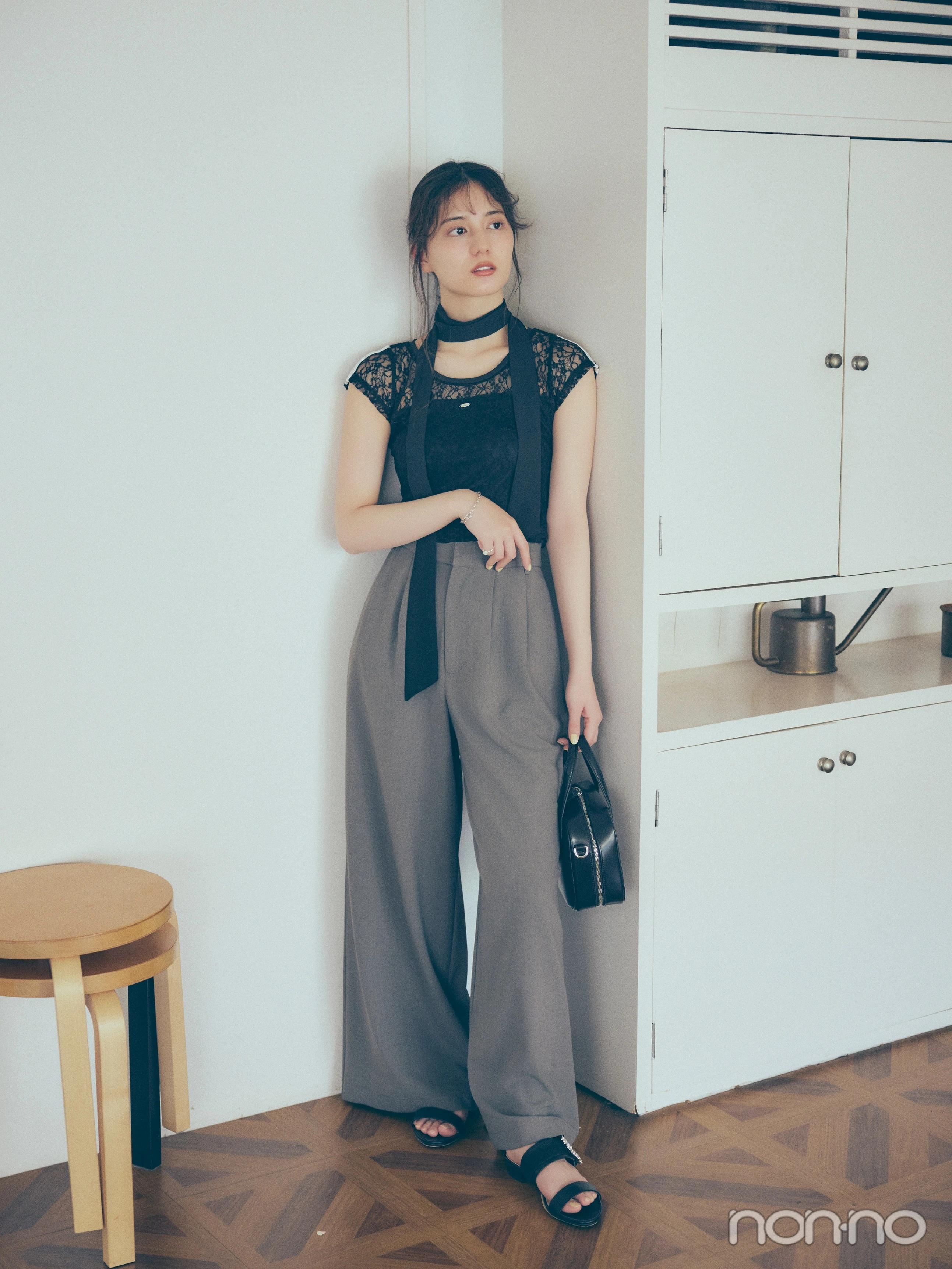 黒レースTシャツを着た小坂菜緒の全身カット