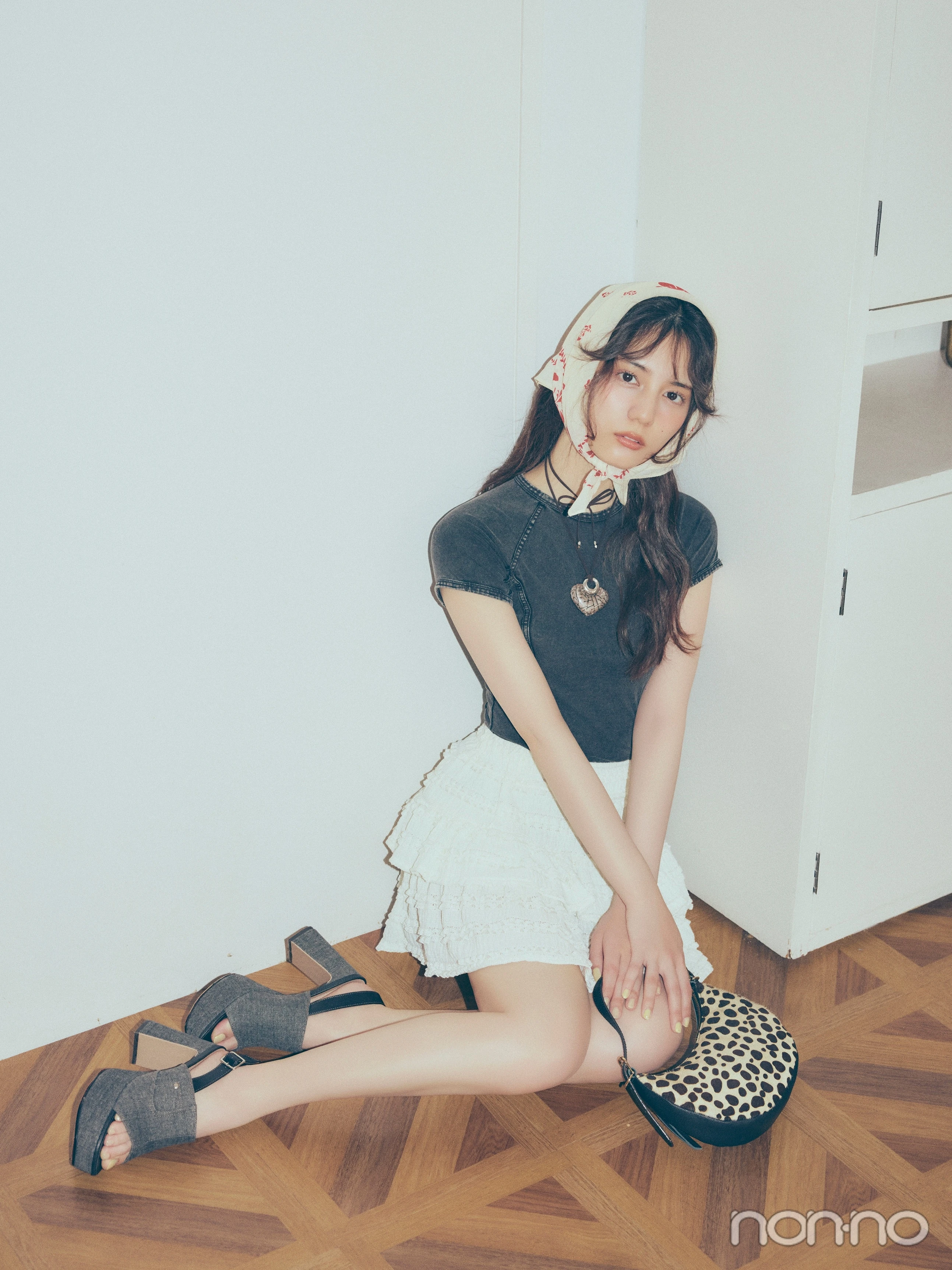 デニム風Tシャツを着た小坂菜緒の全身カット