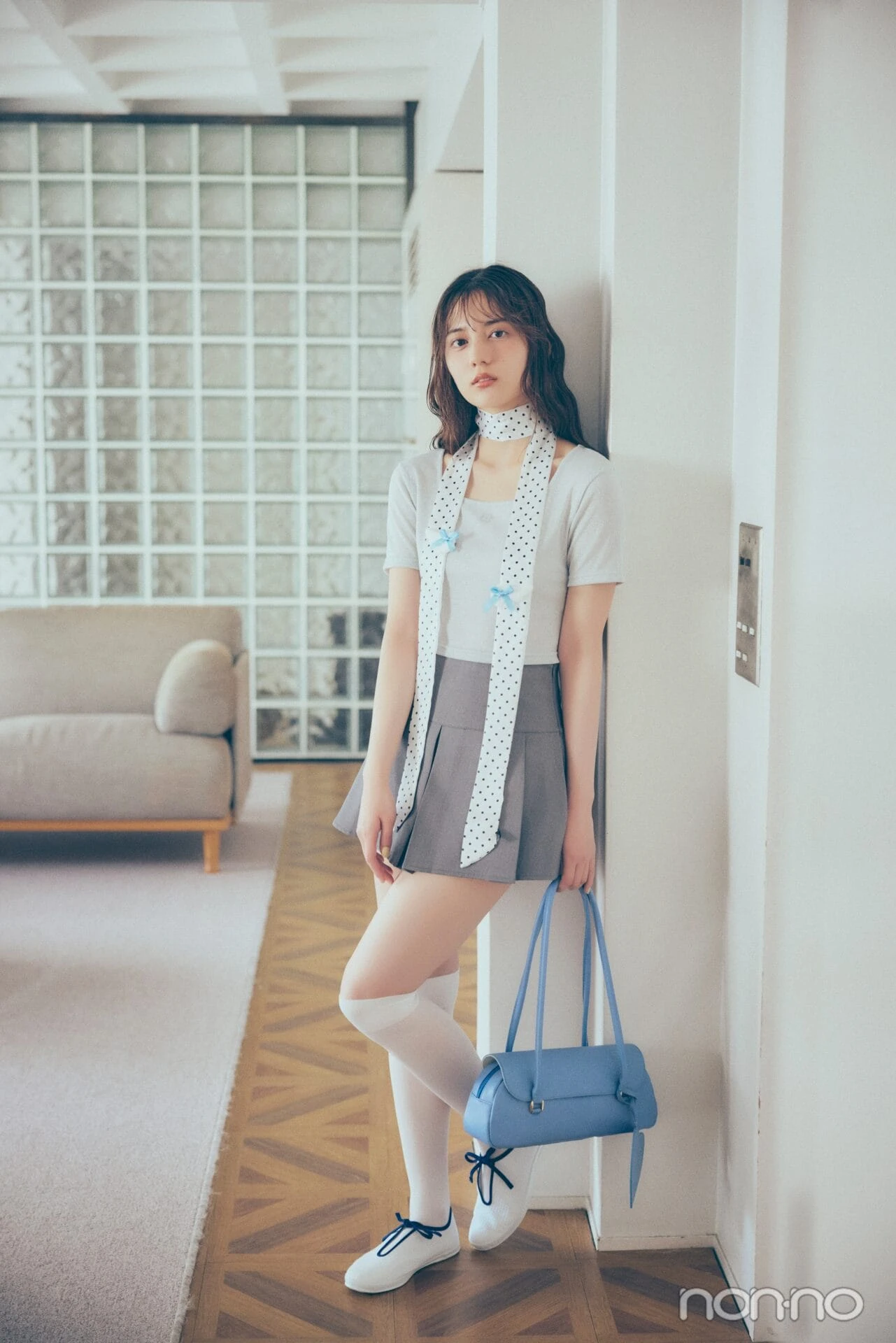 ラメTシャツを着た小坂菜緒の全身カット