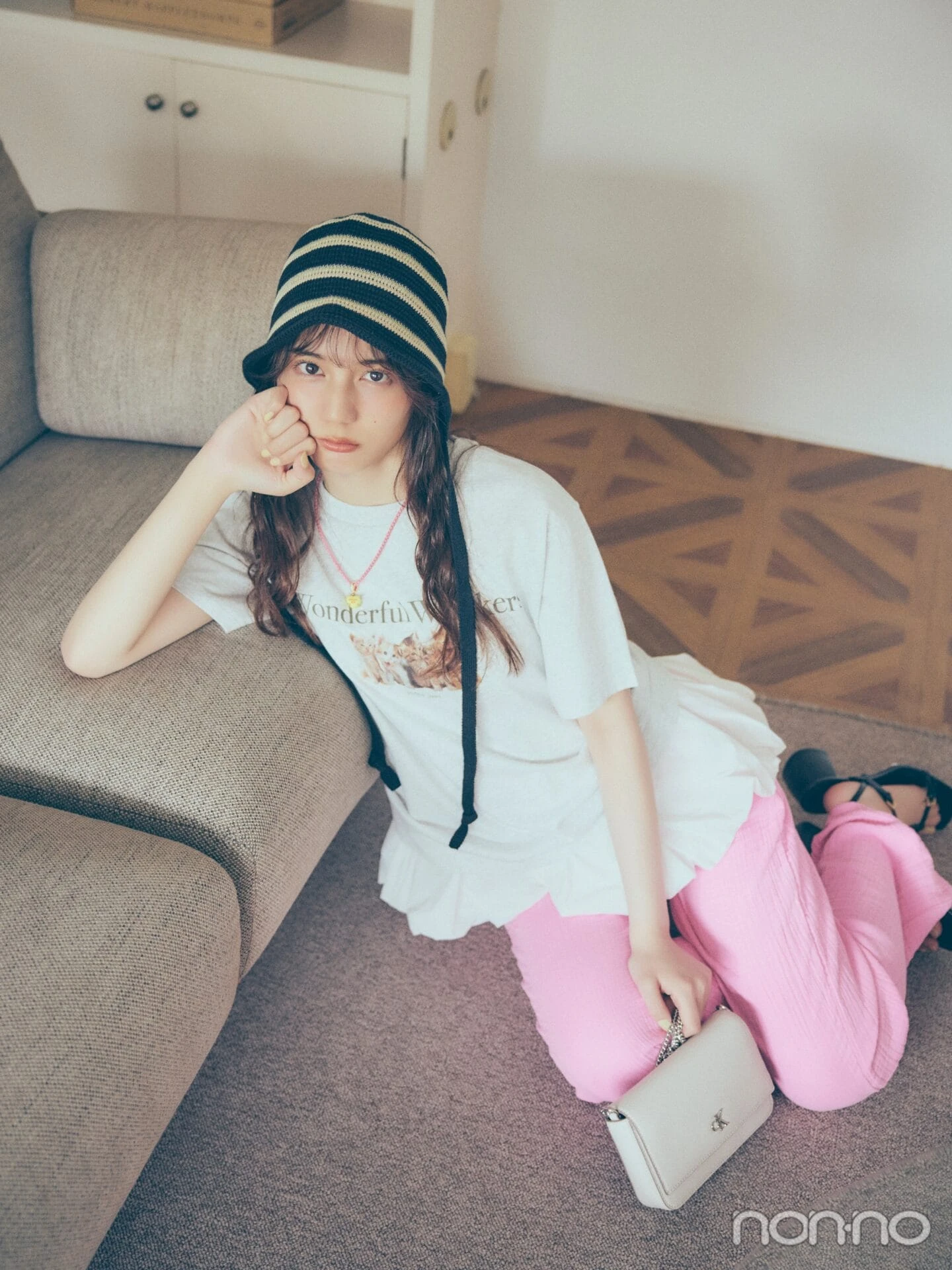 にゃんこTシャツを着た小坂菜緒の全身カット
