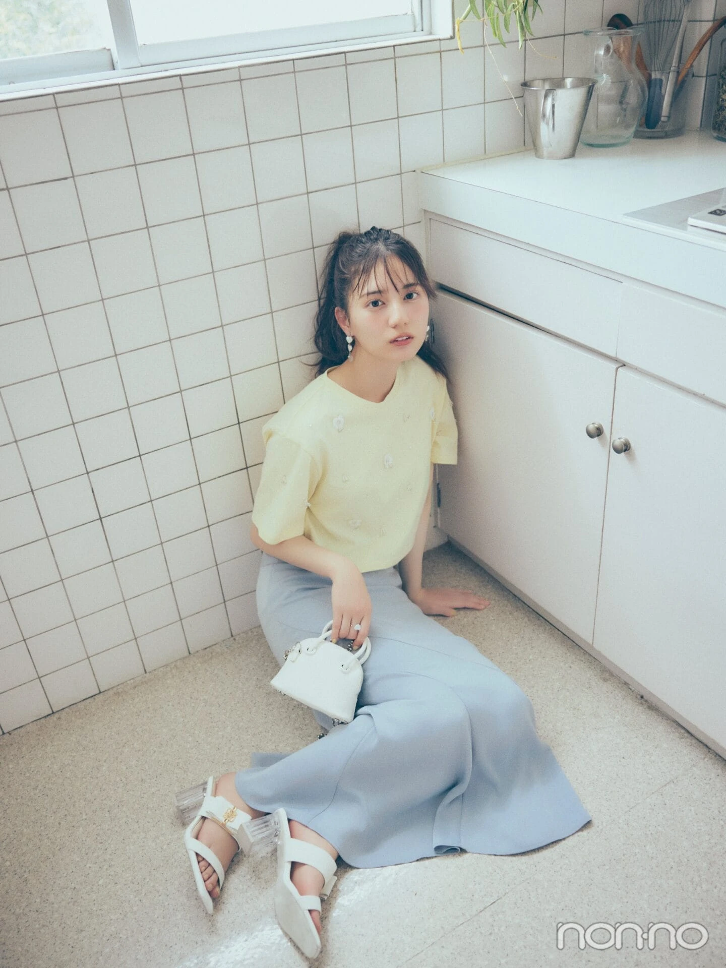 フラワービーズTシャツを着た小坂菜緒の全身カット