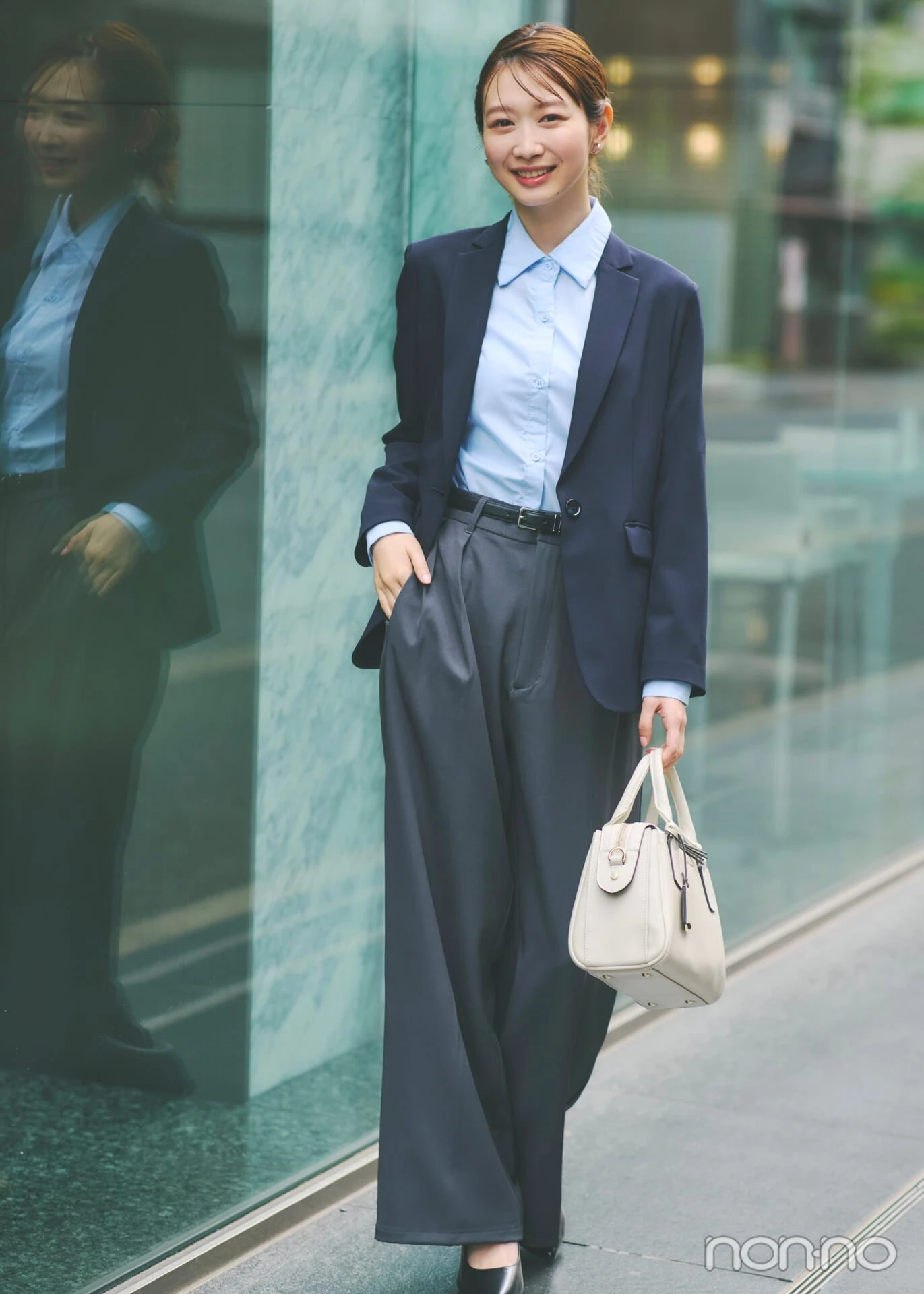 新社会人におすすめのネイビージャケットとグレーパンツの服装