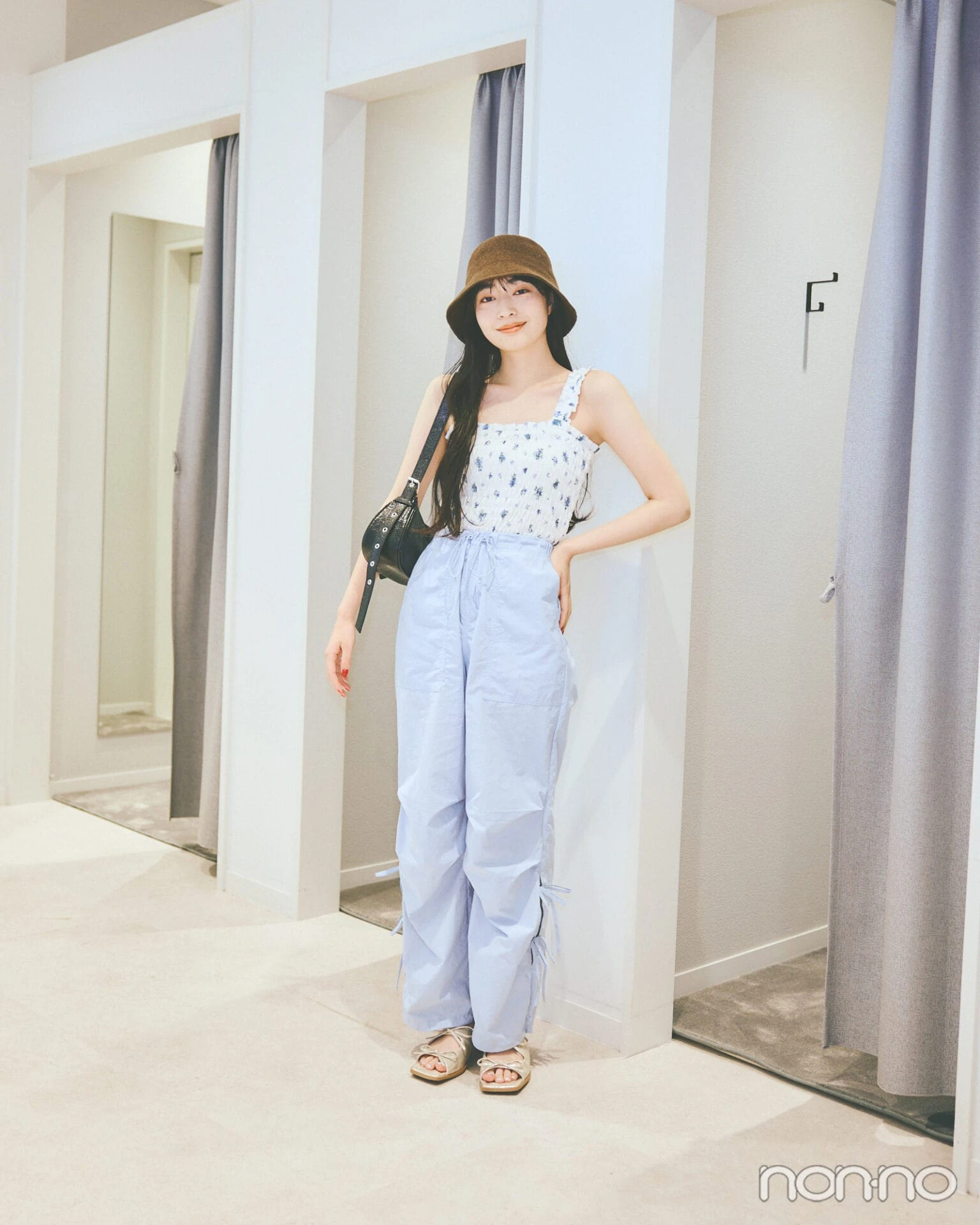 シャーリングフラワープリントキャミを着た田中さん（骨格ウェーブ）
