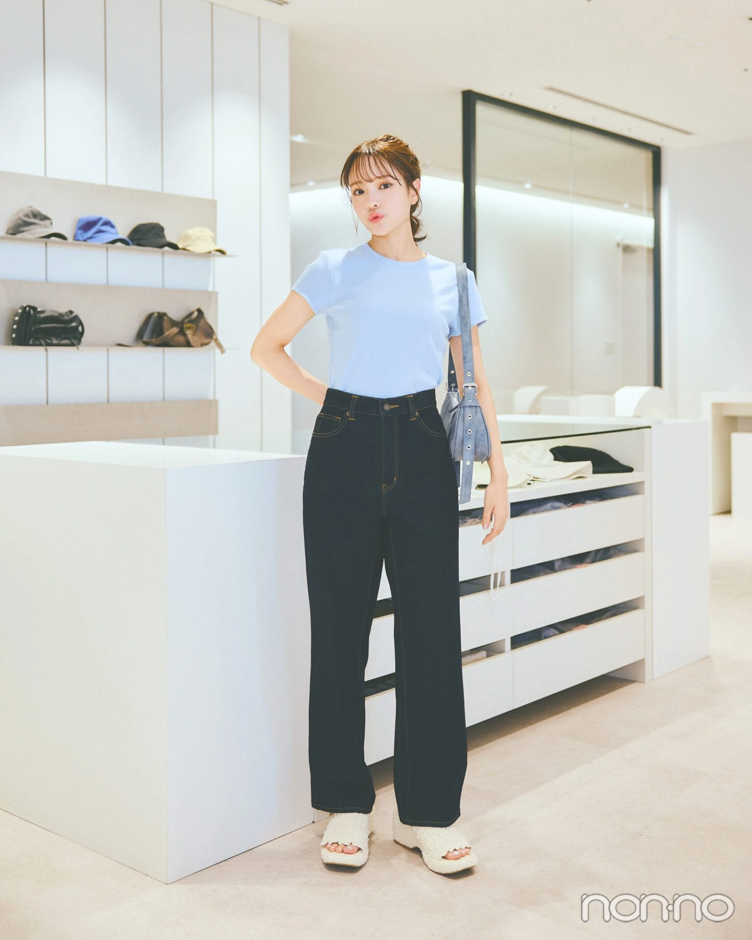 ハイライズストレートジーンズを着た粕谷亜理紗さん(骨格ストレート)