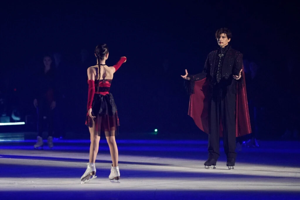 「ファンタジー・オン・アイス2025」でのクロロック伯爵を演じた城田優さんと、サラ演じるアンナ・シェルバコワ