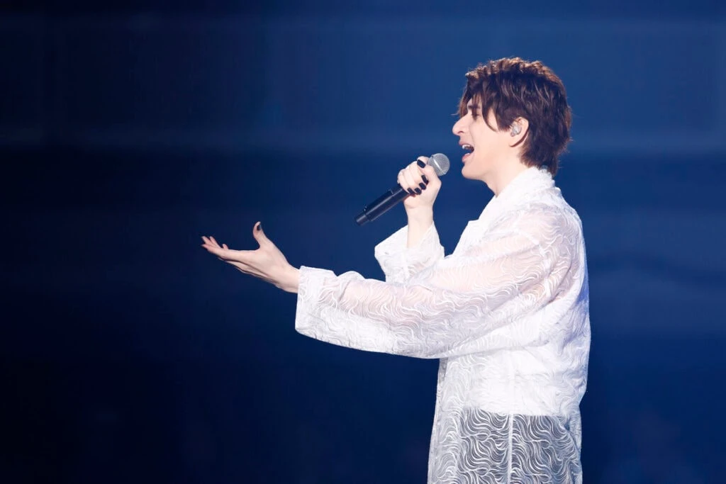 「ファンタジー・オン・アイス2025」で　「A Million Dreams」を歌う城田優さん