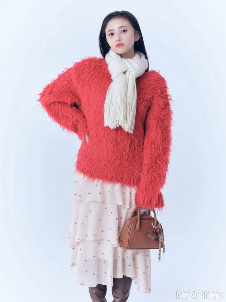 井上和のホワイトマフラー・全身