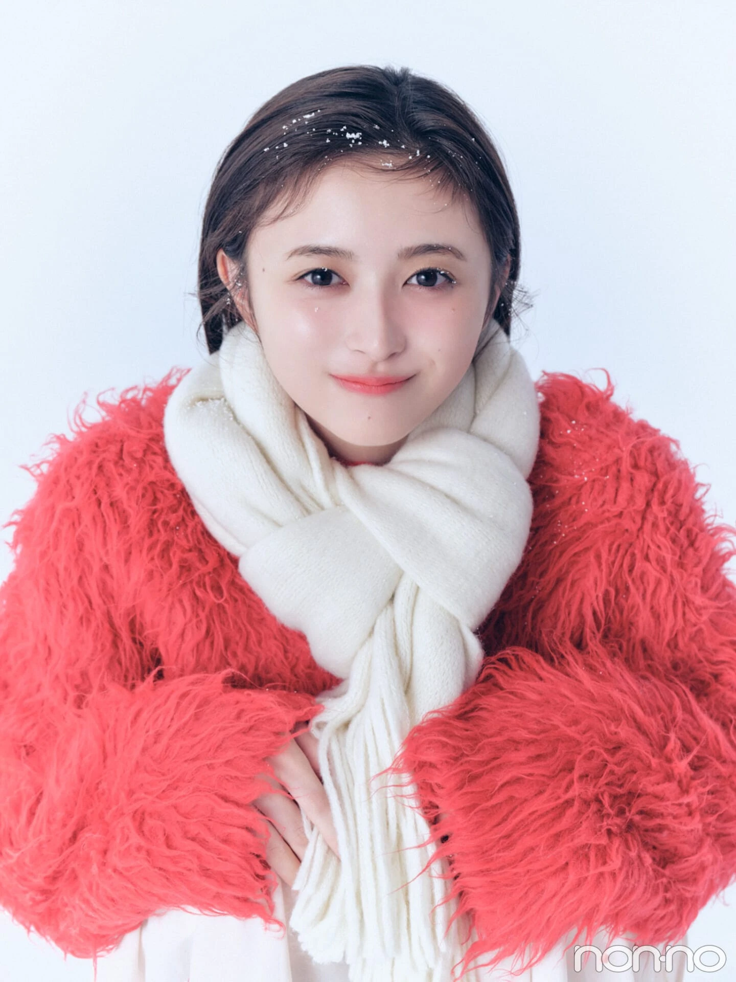 井上和・あざと可愛いふわふわホワイトマフラー正面