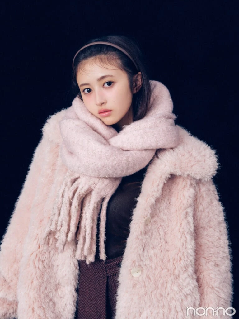 井上和のラメ混マフラー・ヘアアレンジ