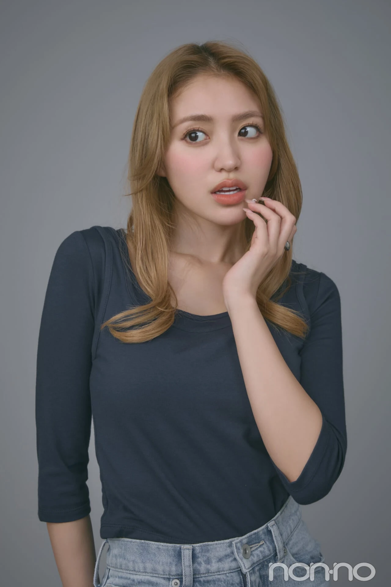 ふんわりS字「ニュアンスバング」の前髪の女性