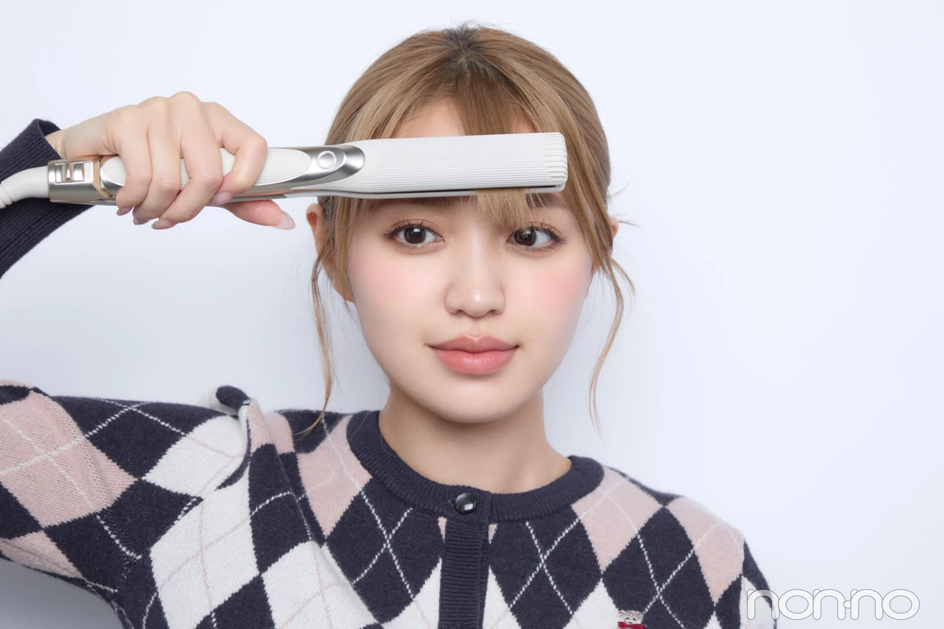 140℃のヘアアイロンをサッと通す香音