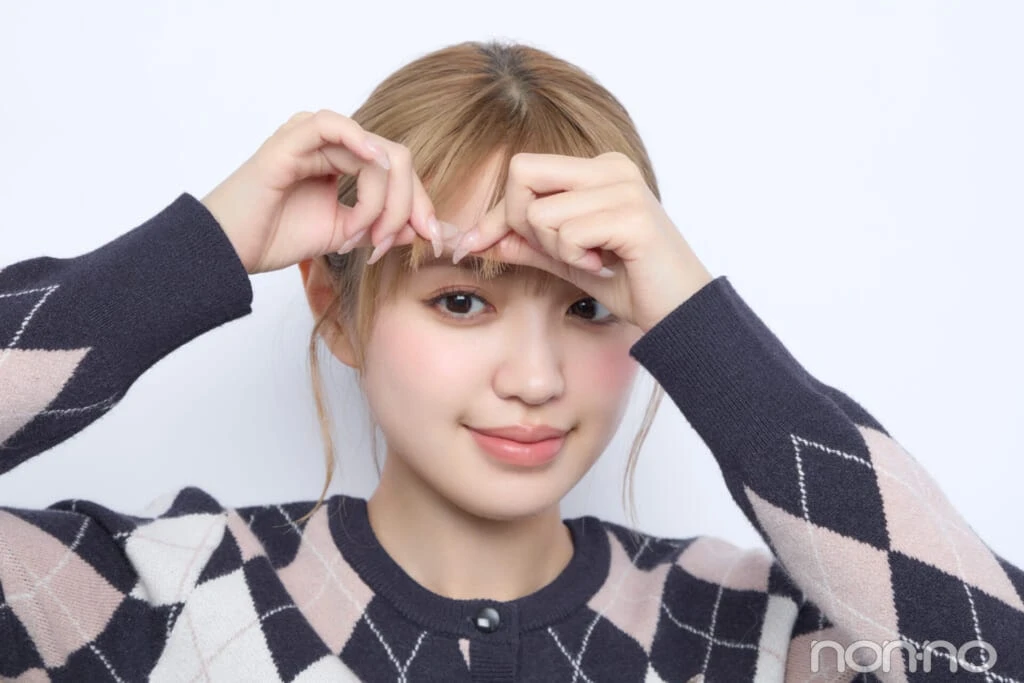 ヘアクリームを前髪につける女性