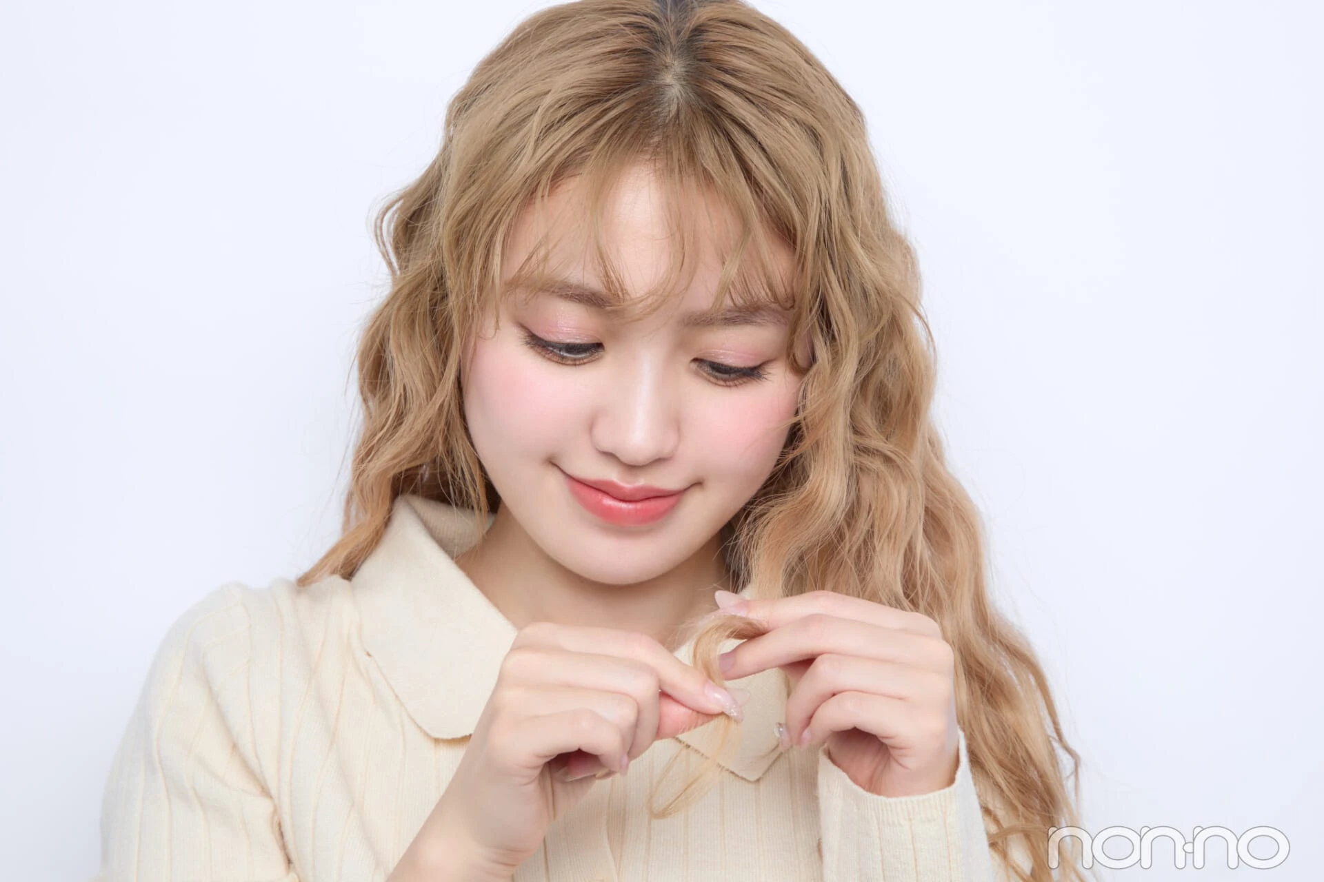 毛束ごとにヘアバームをつける香音