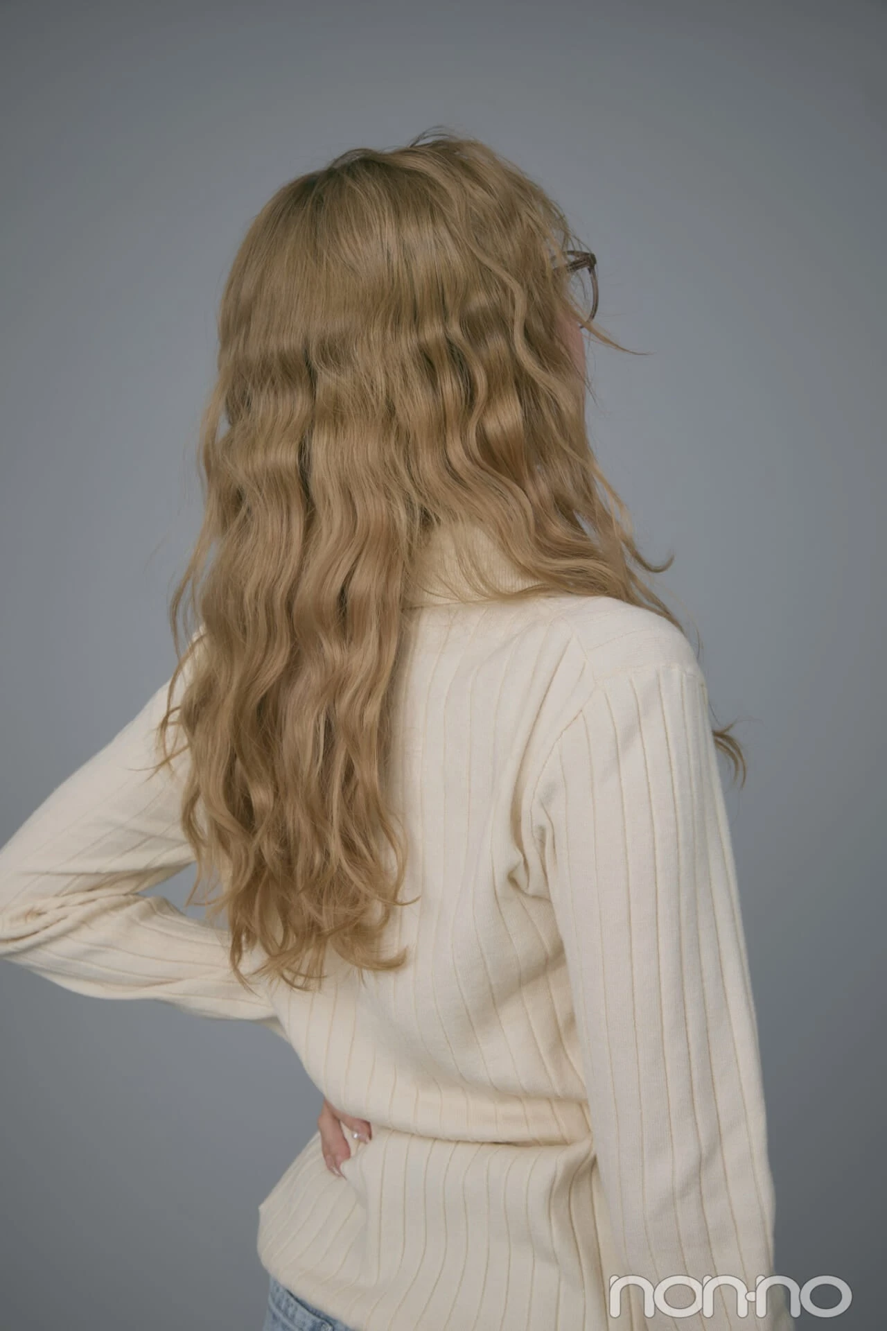 ウェーブヘアの後ろ姿