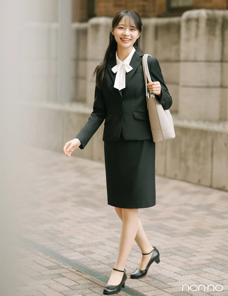 林芽亜里 洋服の青山 定番黒スーツにリボンブラウスで品のいい甘さをオン