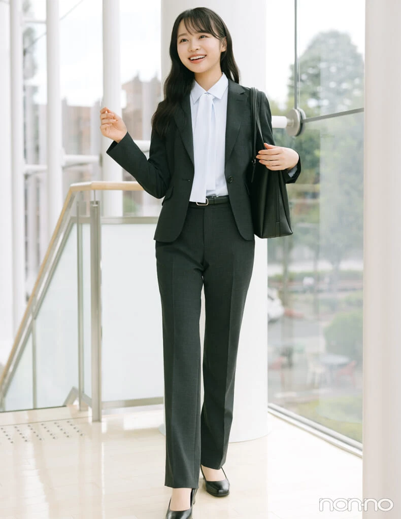 林芽亜里 洋服の青山 立ち姿がサマになる、美シルエットなパンツスーツ