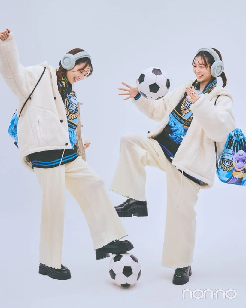白のアウターにスウェットパンツ、ユニフォームを着た岡本夏美