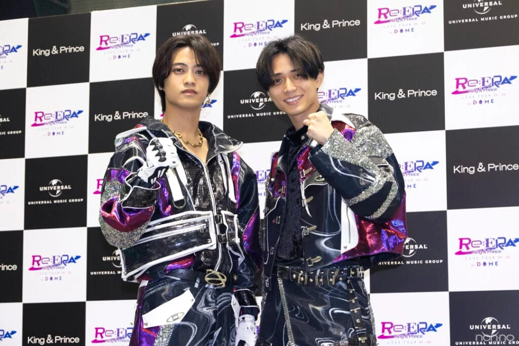 ガッツポーズを見せるKing & Princeの永瀬廉さんと髙橋海人さん