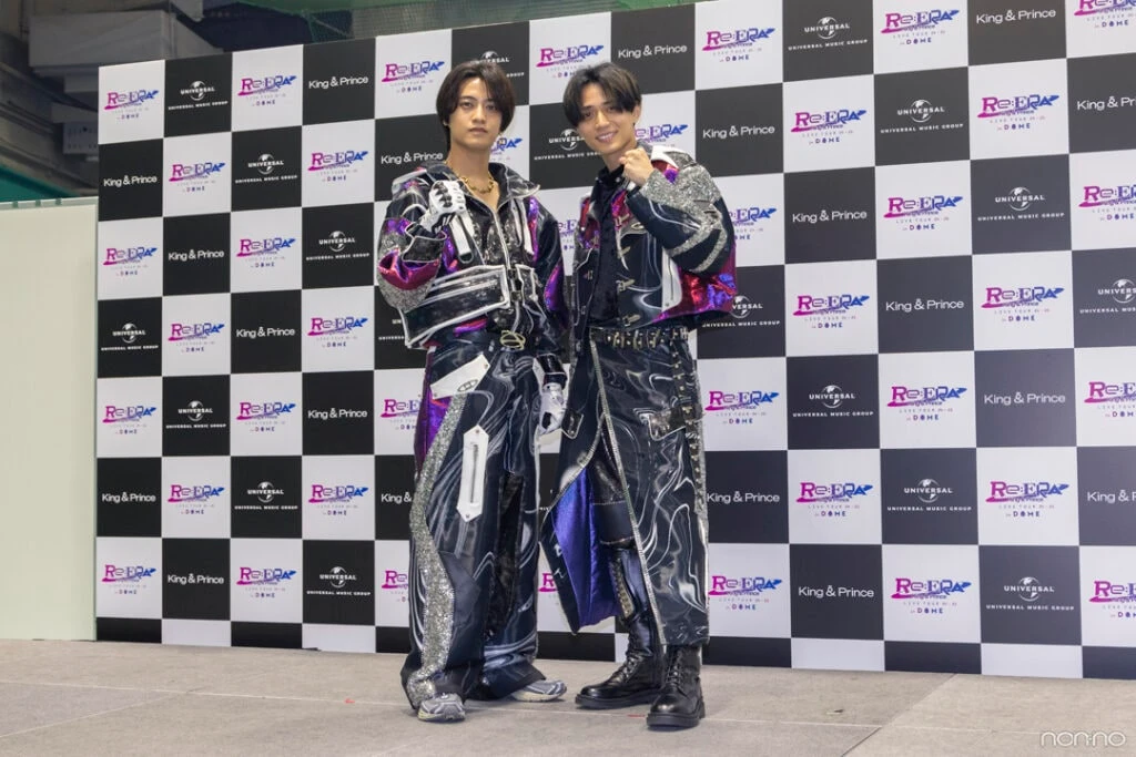 報道陣にガッツポーズを見せるKing & Princeの永瀬廉さん、髙橋海人さん