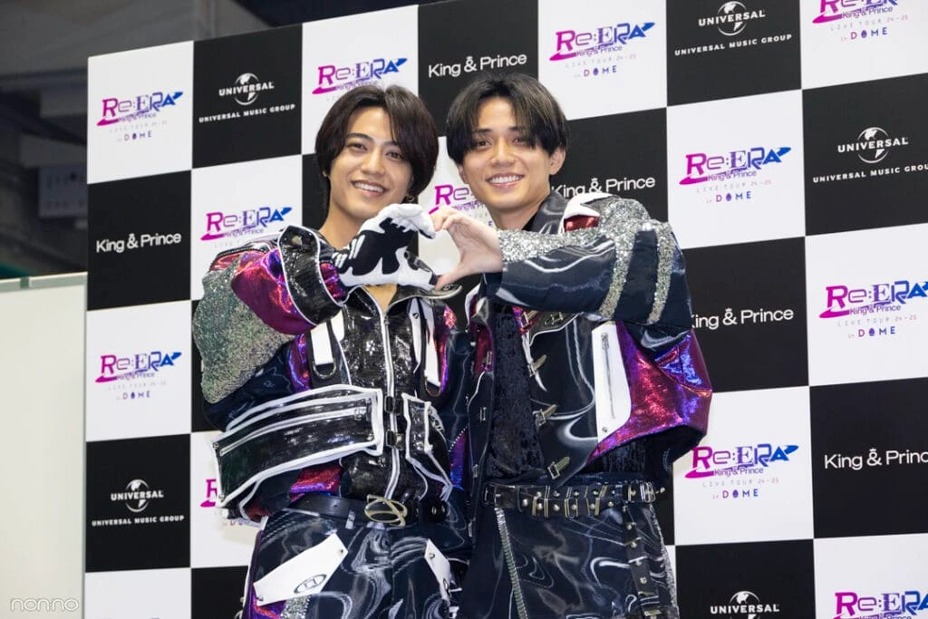 本番前囲み会見でハートを作るKing & Princeの永瀬廉さんと髙橋海人さん