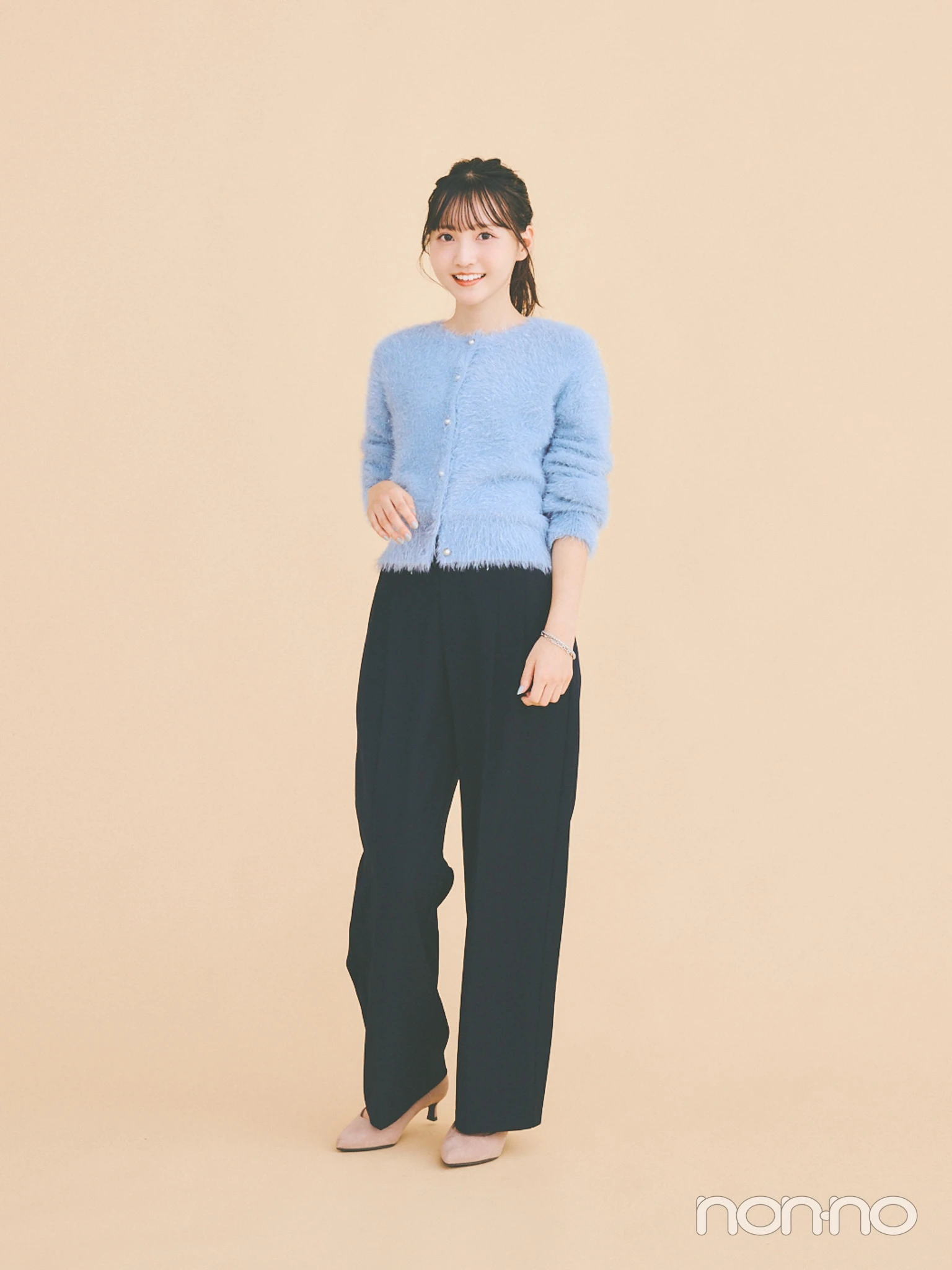 シャイニークルーネックカーディガンを着た小杉怜子さん