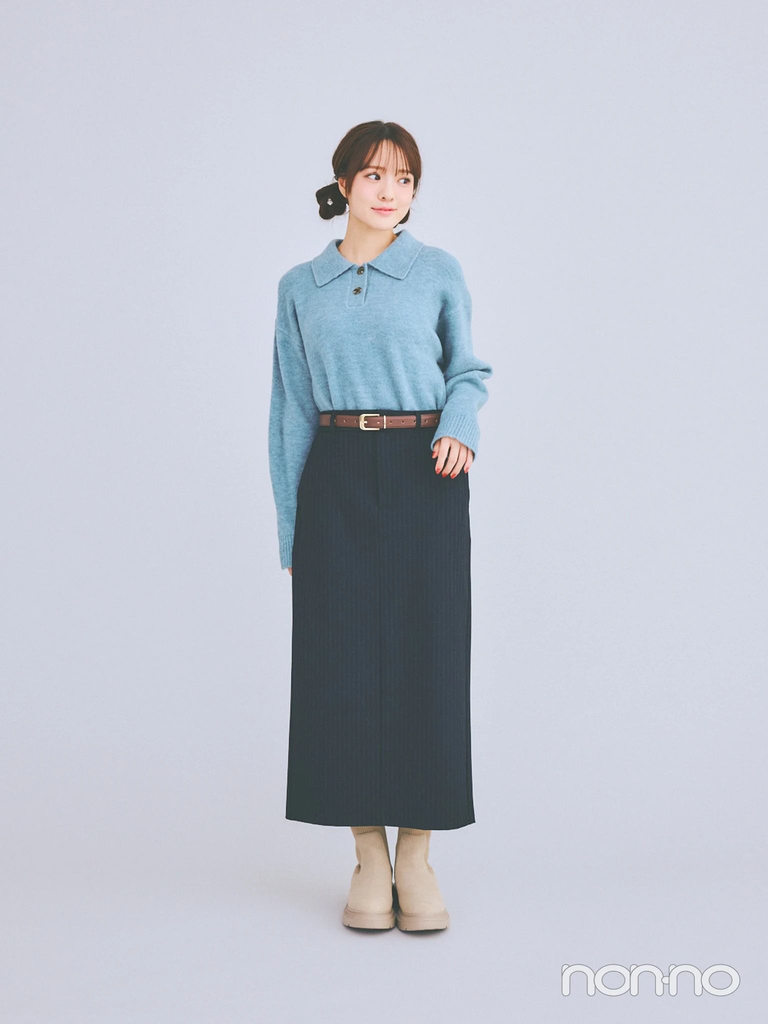 ナローロングスカートを着用した粕谷亜理紗さん