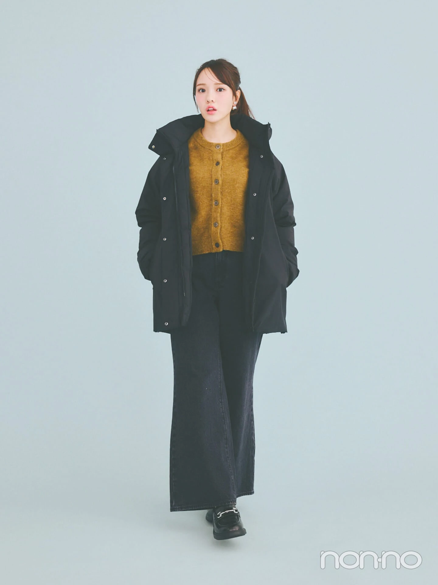 ウォームパデッドステッチレスコートを着た粕谷亜理紗さん
