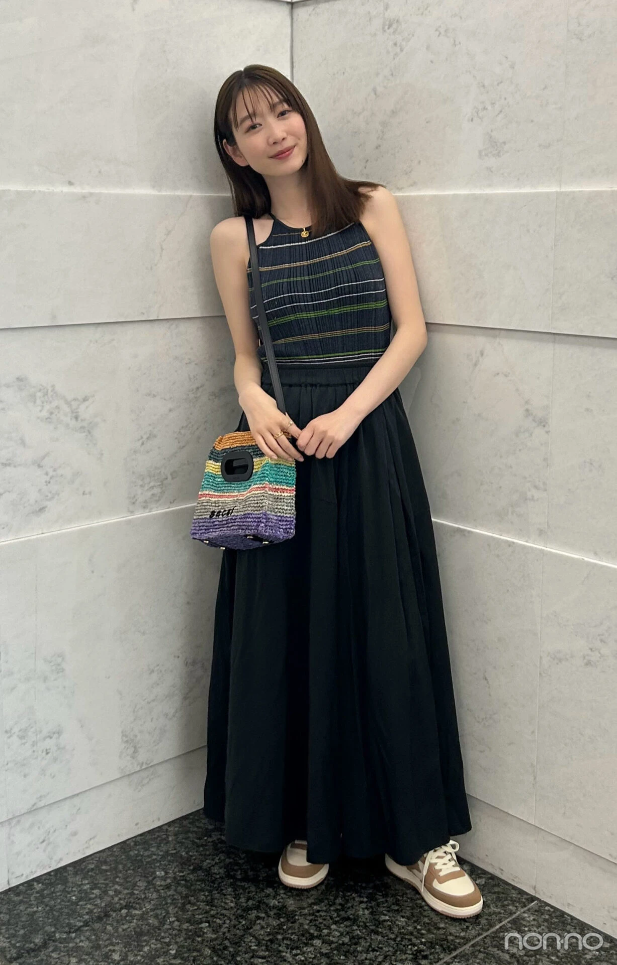 岡本夏美の全身の夏私服
