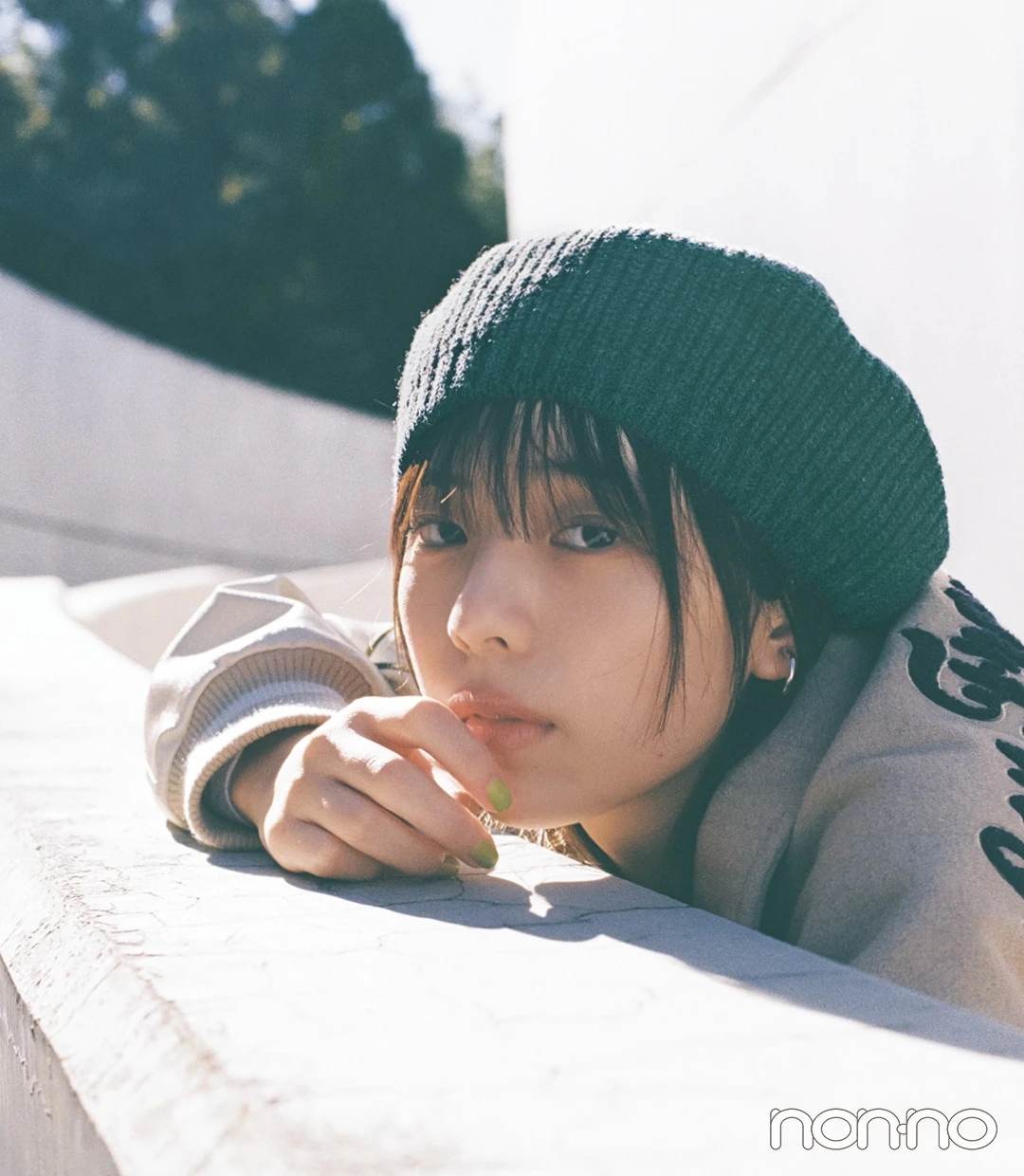春おすすめ帽子「ニットのベレー」をかぶった菊地姫奈