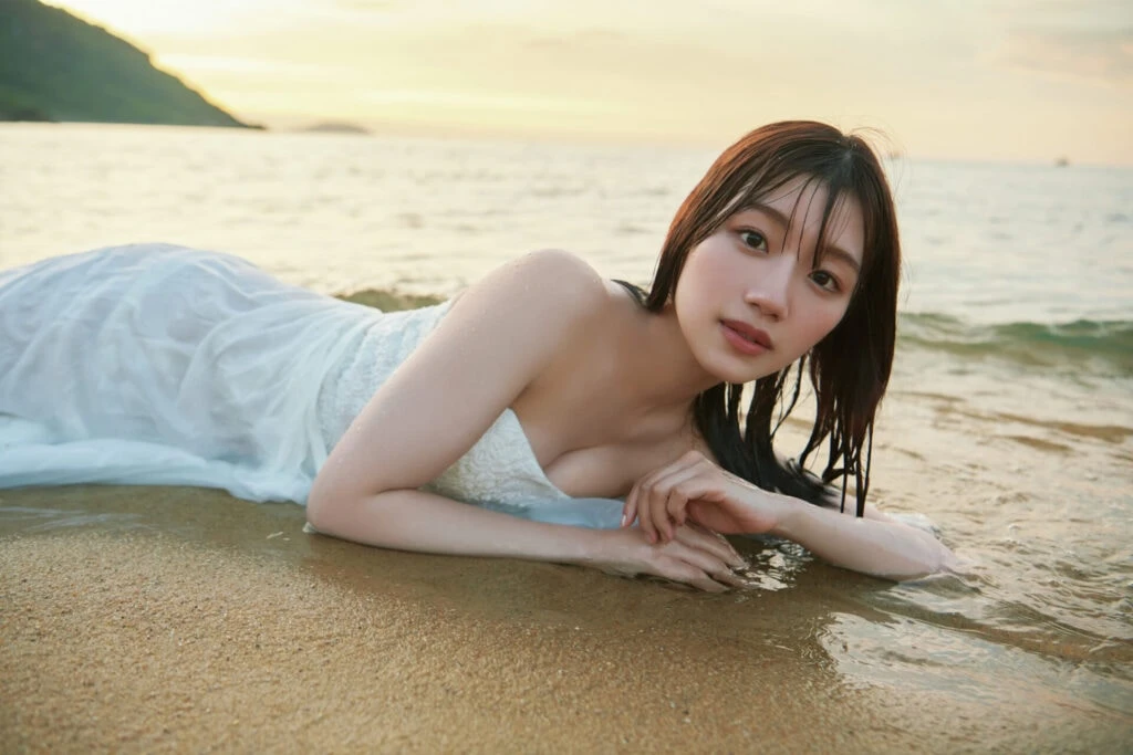 日向坂46 佐々木美玲1st写真集 『陽射しのパレード』先行カット第11弾「夕暮れの海カット」を解禁！