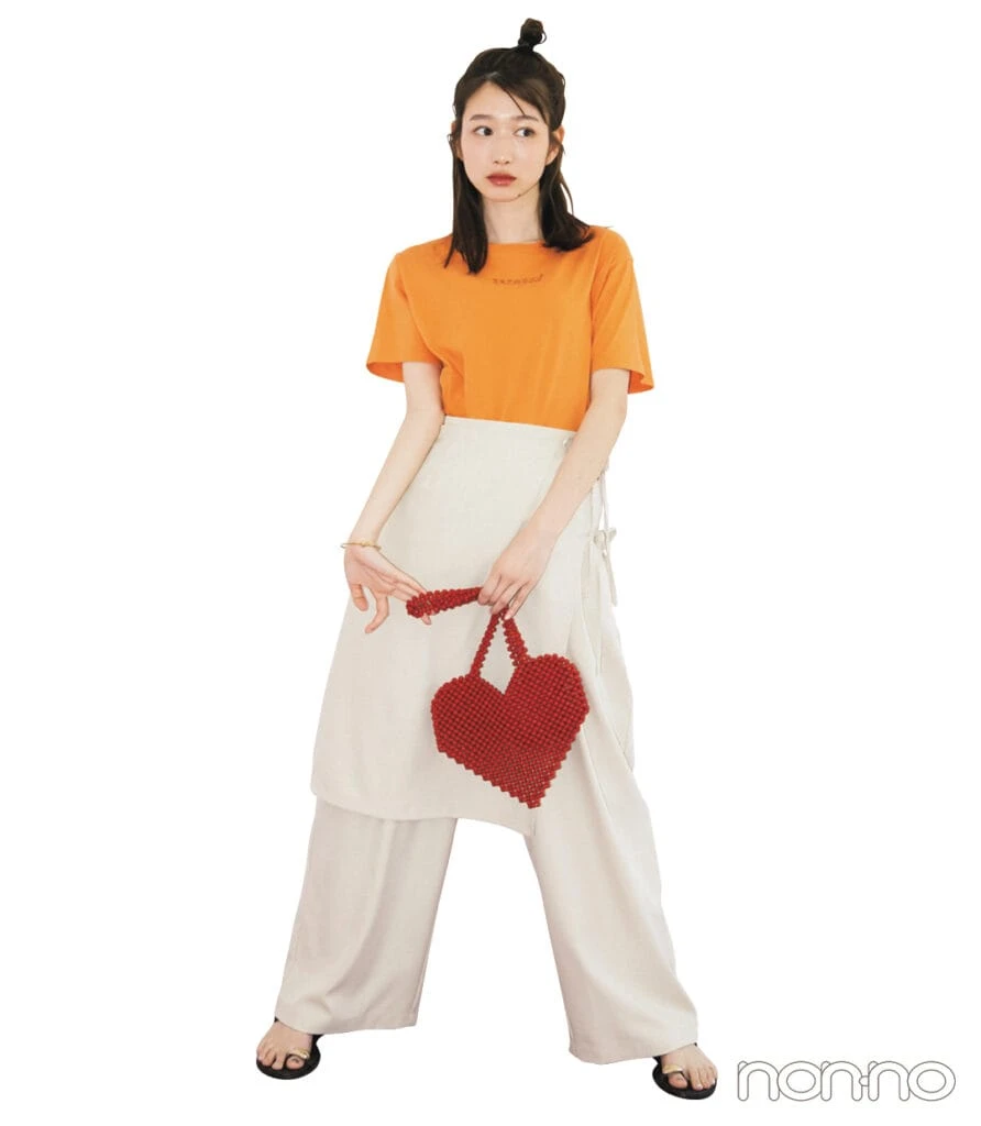 ビビッドカラーTシャツを着た岡本夏美
4