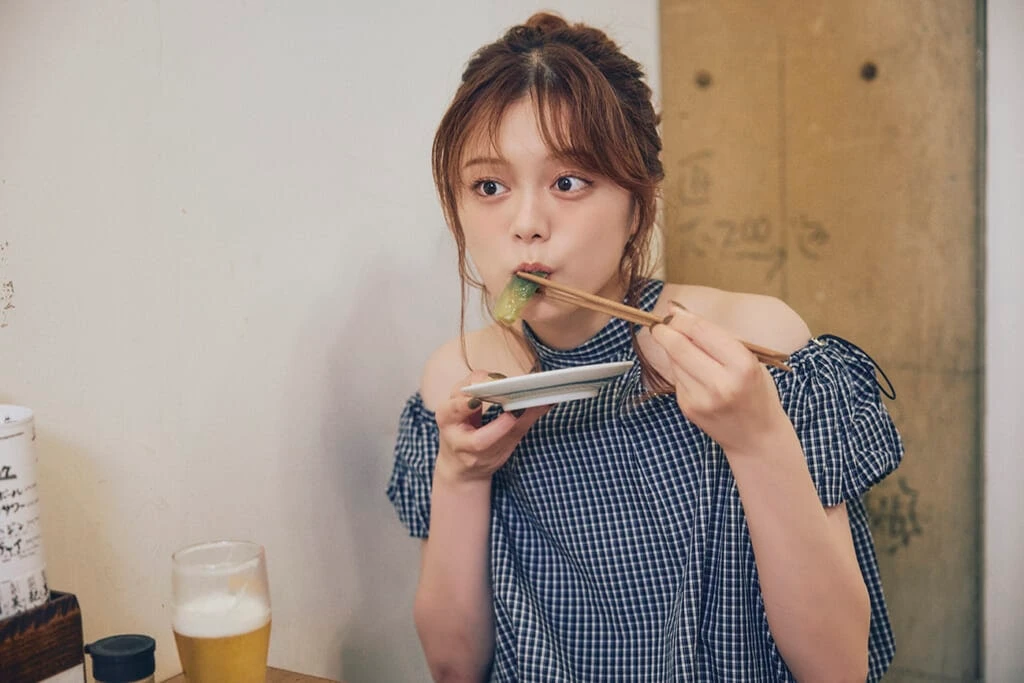 おつまみを食べる紺野彩夏