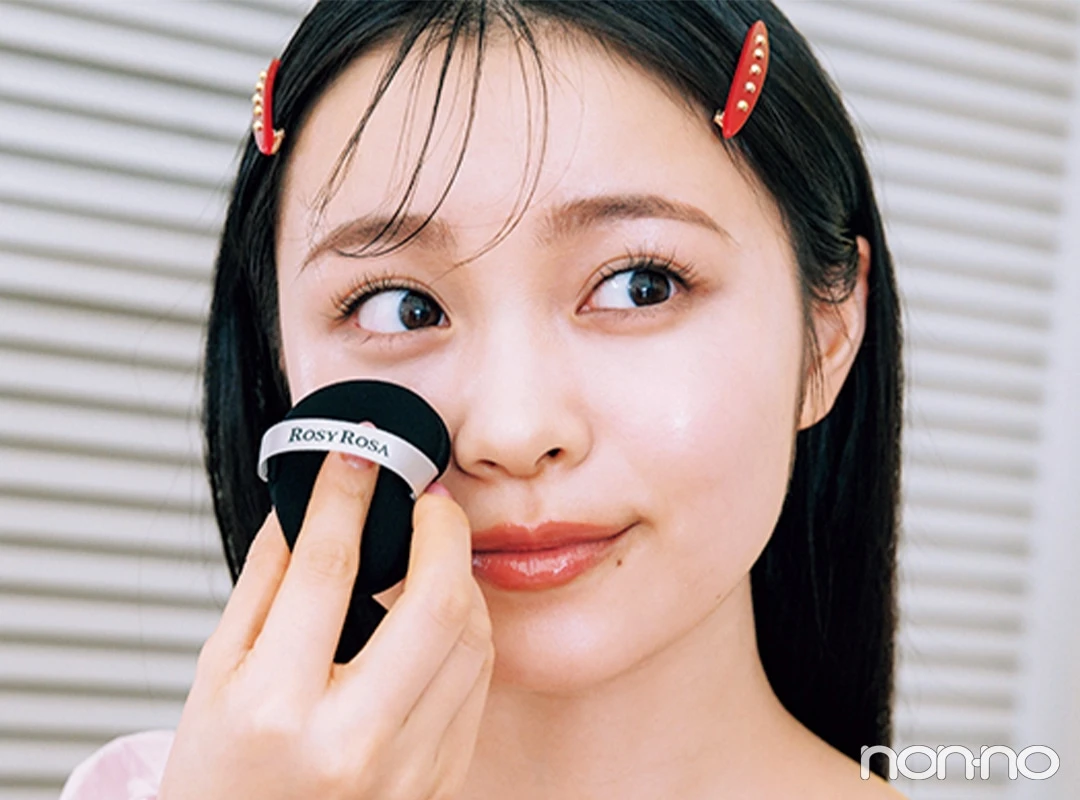 リキッドファンデの塗り方 面を使ってなじませる ROSY ROSA(ロージーローザ)マルチファンデパフ 林芽亜里