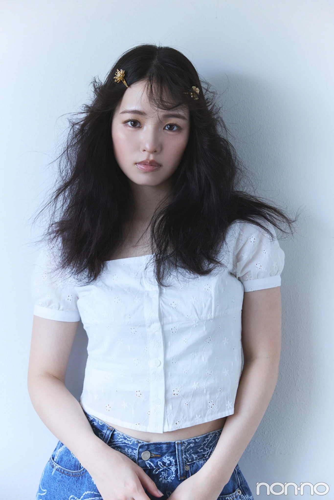 ミュウミュウのクリスタル付き花バレッタをつけた横田真悠