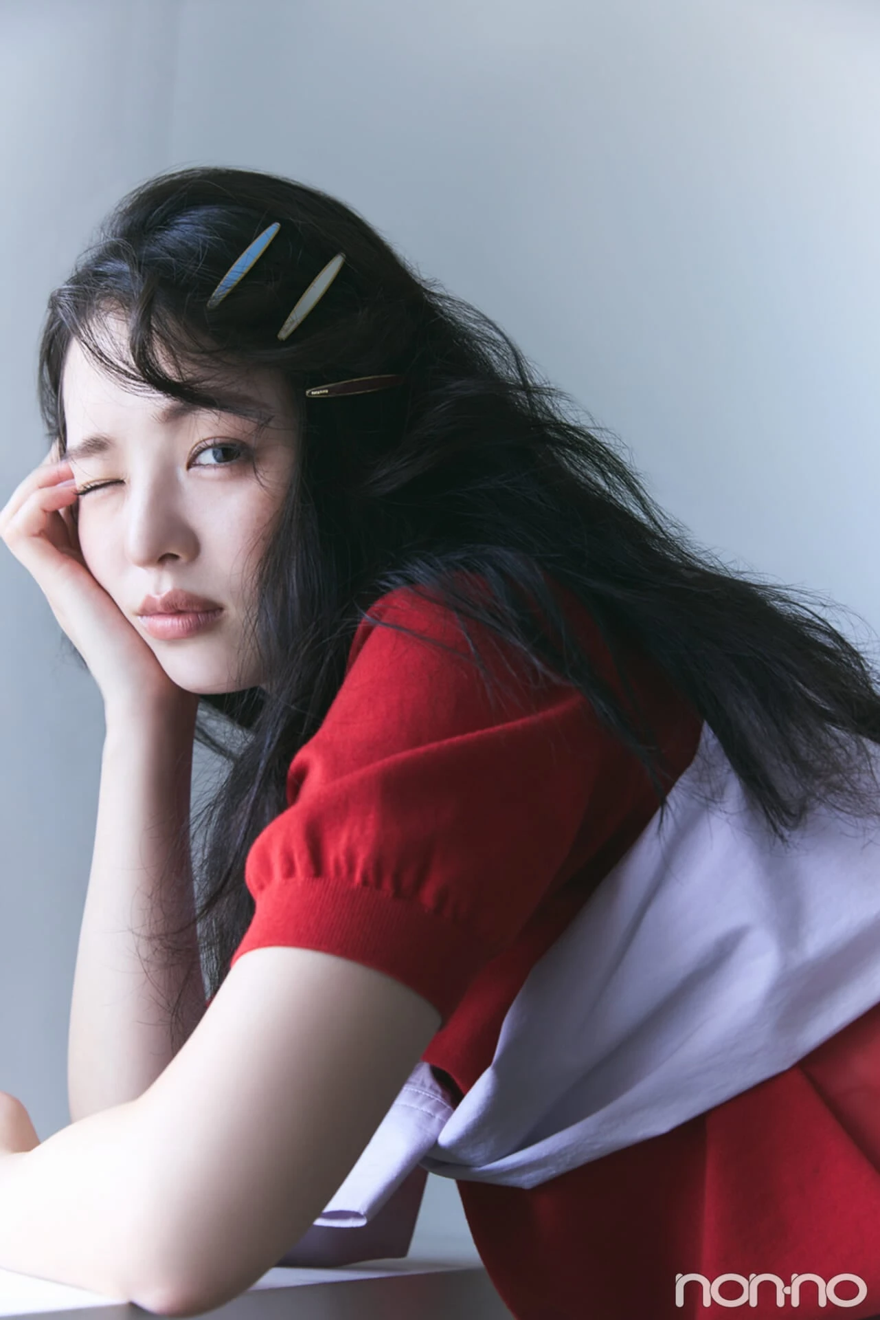ミュウミュウのエナメルメタル ヘアクリップを付けた横田真悠