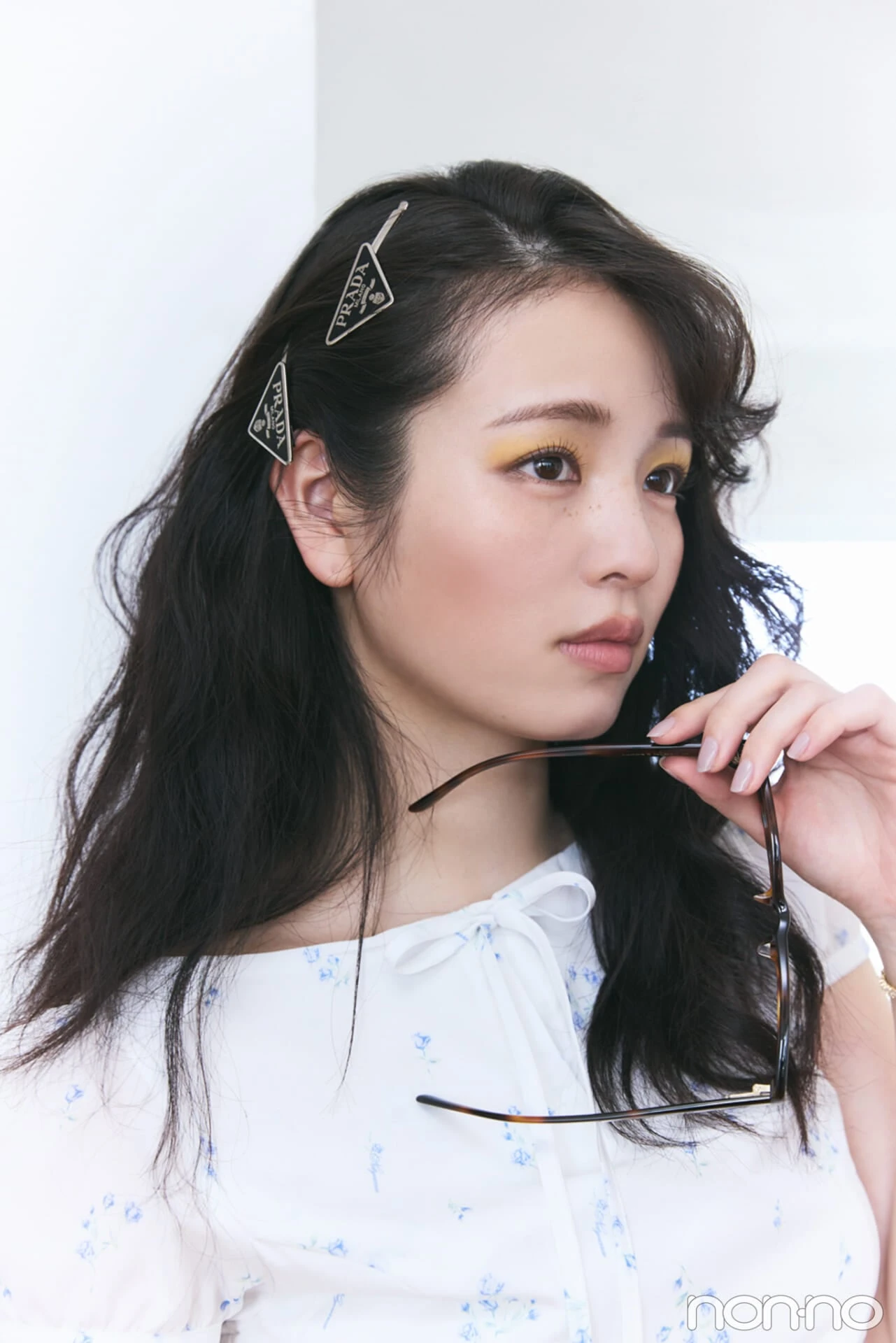 プラダのメタル ヘアピンをつけた横田真悠