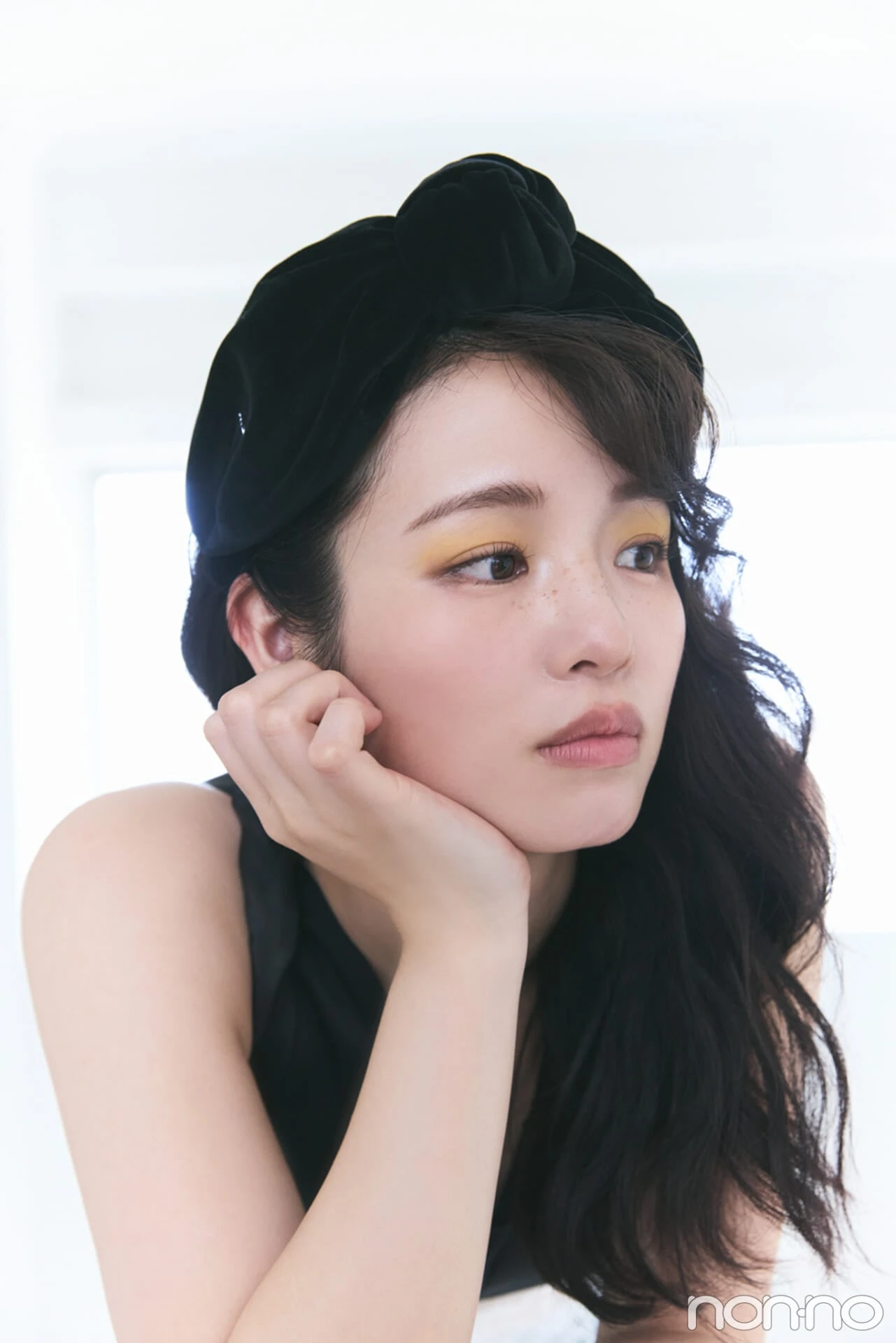 プラダのノットデザイン カチューシャをつけた横田真悠