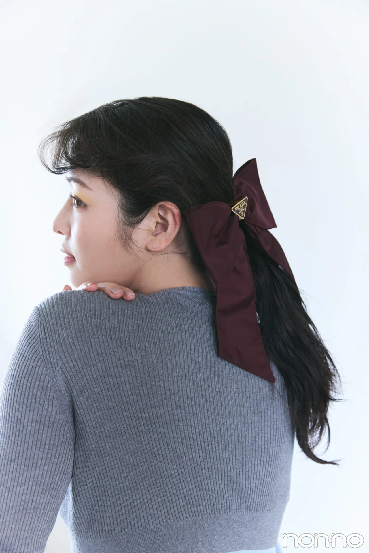 プラダのRe-Nylon ヘアクリップをつけた横田真悠