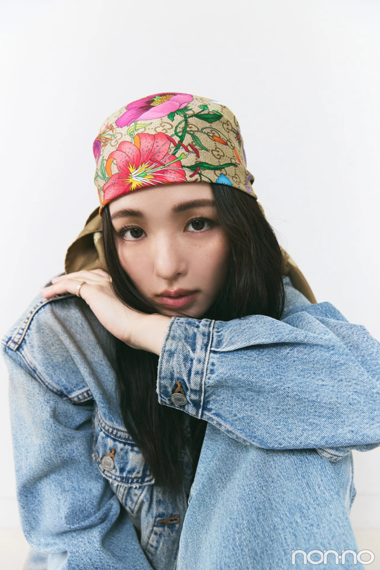 「フローラ プリント」のシルクスカーフをつけた横田真悠