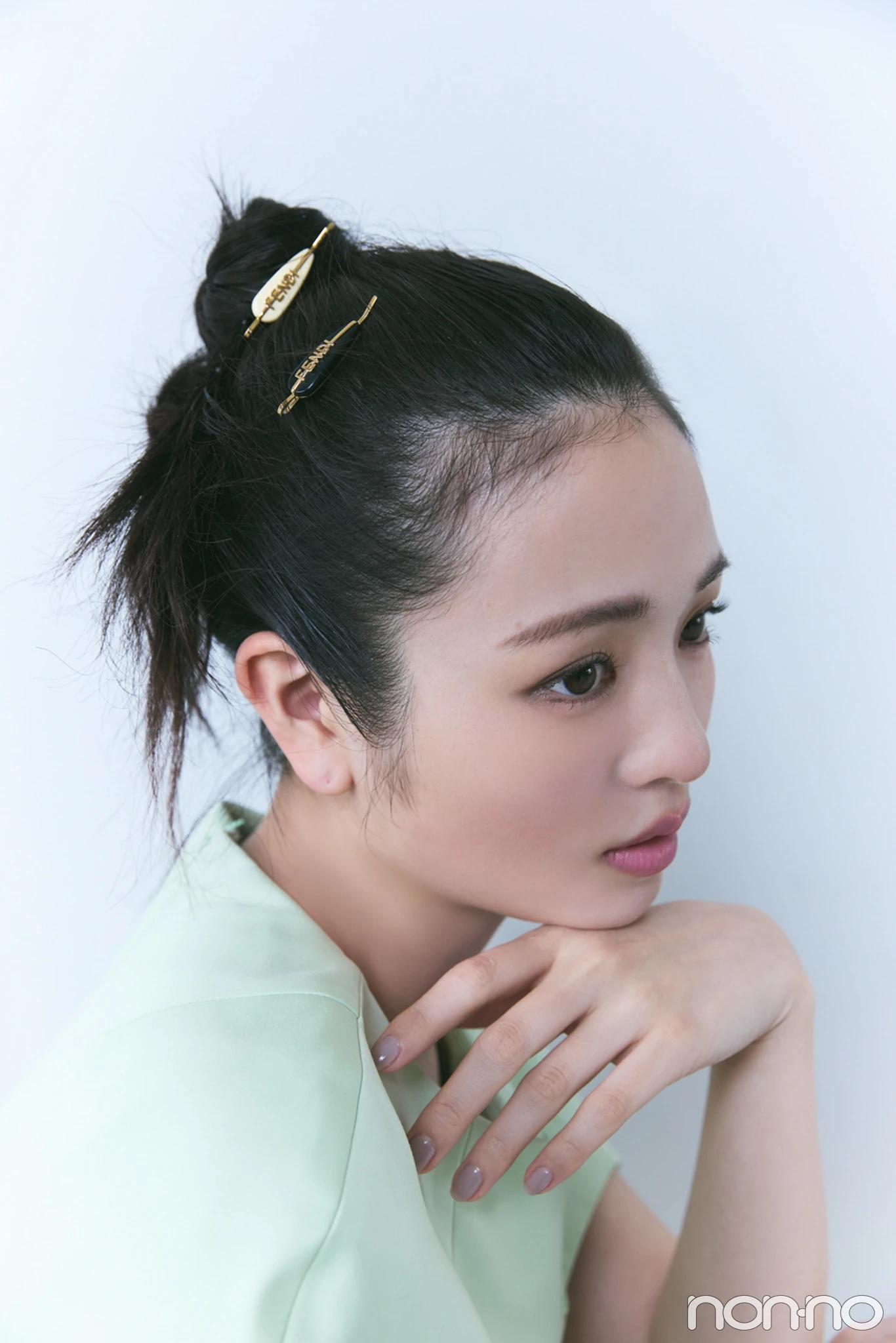 「フェンディグラフィー」ヘアクリップをつけた横田真悠