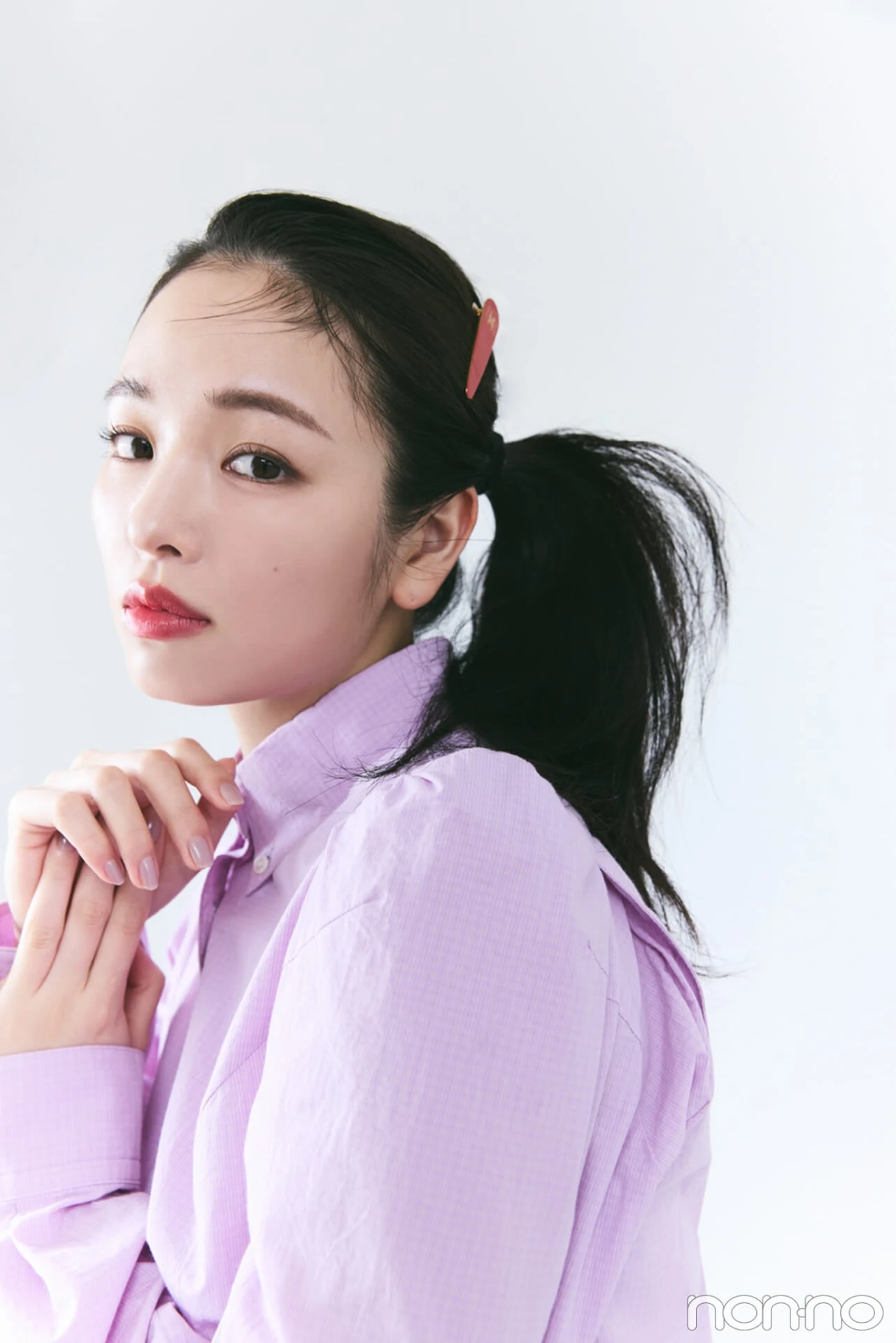 セリーヌの「トリオンフモチーフヘアクリップ」をつけた横田真悠