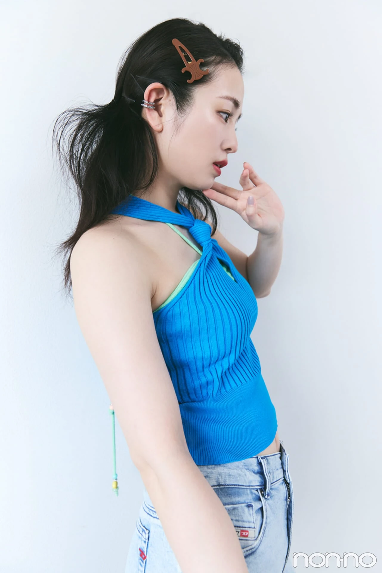 セリーヌの「ラージ スナップ ヘアクリップ」をつけて横を向く横田真悠