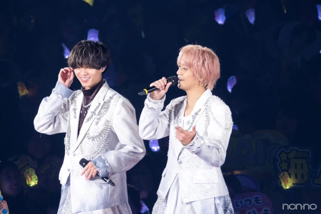 花道を楽しそうに歌いながら歩くKing & Princeの永瀬廉さん、髙橋海人さん