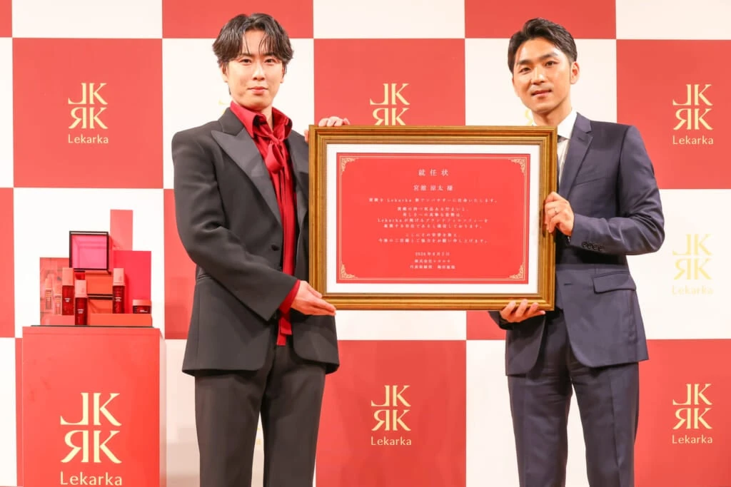 委任状を受け取るSnow Man宮舘涼太さん