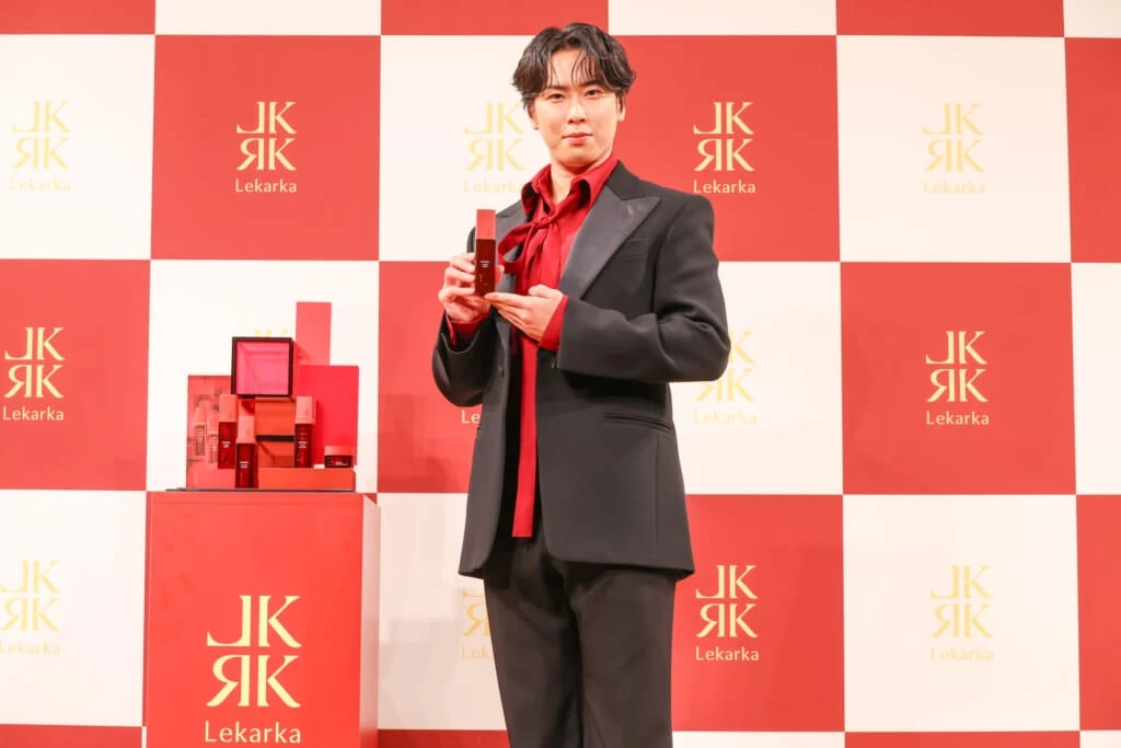 フォトセッション中のSnow Man宮舘涼太さん